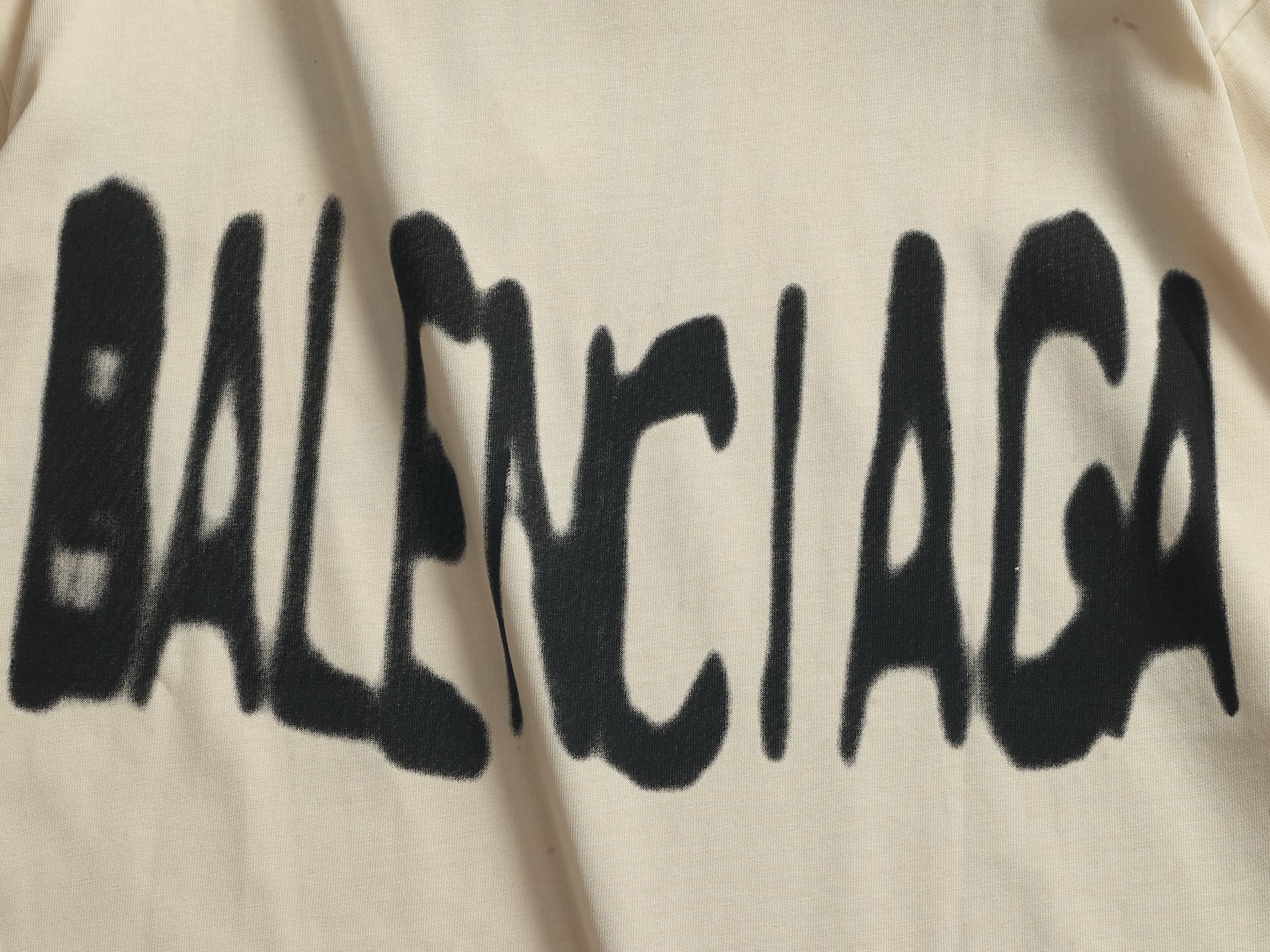 Balenciaga Gucci x Balenciaga联名喷墨涂鸦Logo印花短袖 简单的涂鸦 使用三次的印花工艺