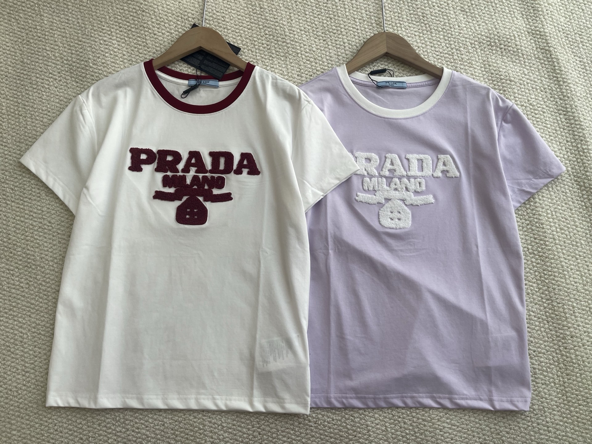 NO:907896,Prada 26, new summer style flocked logo short-sleeved T-shirt, two-color SML,, prada, T-shirt, tees, t-shirt,19860909Prada 26,夏季新款 植绒Logo短袖T恤 两色SML,,prada,T-shirt,tees，t-shirt,,Women's clothing