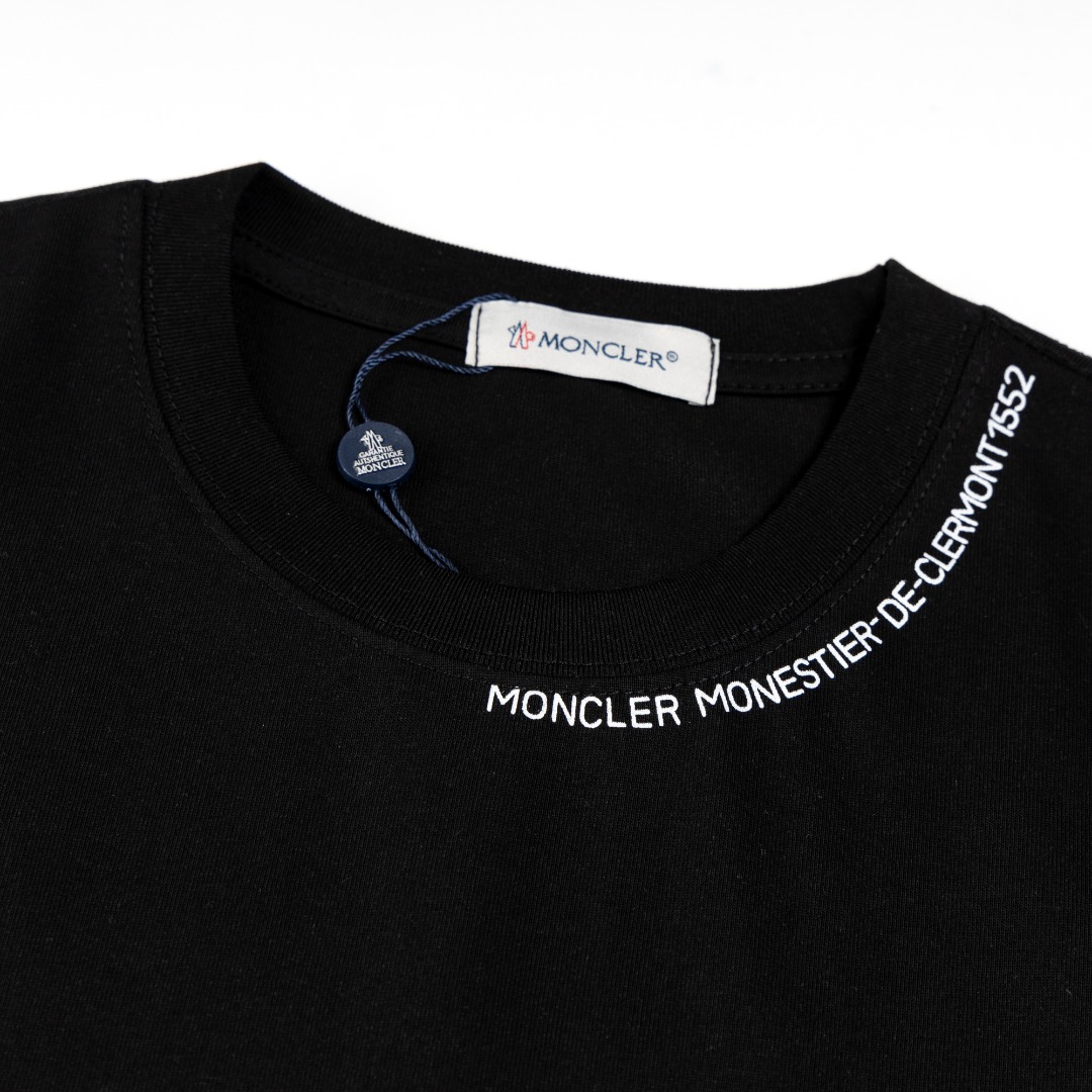 P95 白底图 顶级版本
MONCLER 蒙口新款标志性字母LOGO 章仔LOGO手臂
moncler标识点缀于领口 仿佛艺术家的灵魂印记 辨识度拉满 低调中蕴含着无尽的故事与格调 无需多言 穿搭的尽头是极简
Logo标识精致升级,
原版面料 官方同款 短袖T恤
定制270克同缸染面料 手感非常舒服
春夏砖柜同步 时尚又个性 超级百搭好看
男女都非常合适 人手必备款
吊牌 领标 水洗麦 三标齐全
颜色: 黑色 白色
尺码:XS~L