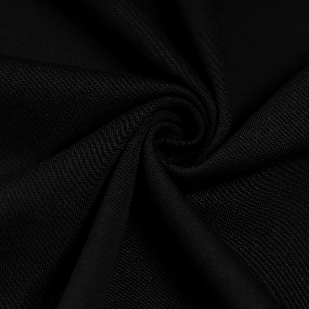 P95 白底图 顶级版本
MONCLER 蒙口新款标志性字母LOGO 章仔LOGO手臂
moncler标识点缀于领口 仿佛艺术家的灵魂印记 辨识度拉满 低调中蕴含着无尽的故事与格调 无需多言 穿搭的尽头是极简
Logo标识精致升级,
原版面料 官方同款 短袖T恤
定制270克同缸染面料 手感非常舒服
春夏砖柜同步 时尚又个性 超级百搭好看
男女都非常合适 人手必备款
吊牌 领标 水洗麦 三标齐全
颜色: 黑色 白色
尺码:XS~L