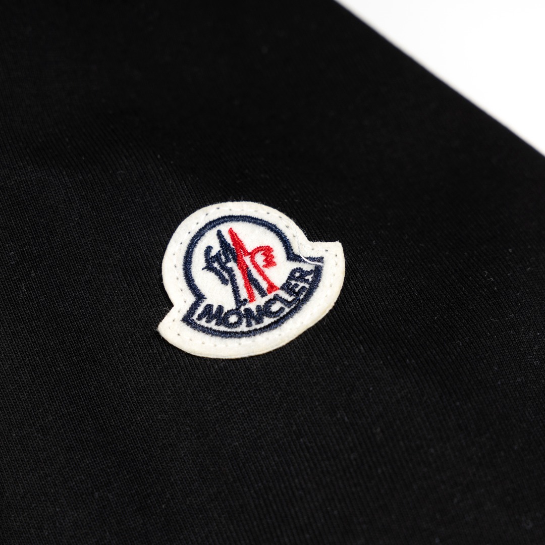 P95 白底图 顶级版本
MONCLER 蒙口新款标志性字母LOGO 章仔LOGO手臂
moncler标识点缀于领口 仿佛艺术家的灵魂印记 辨识度拉满 低调中蕴含着无尽的故事与格调 无需多言 穿搭的尽头是极简
Logo标识精致升级,
原版面料 官方同款 短袖T恤
定制270克同缸染面料 手感非常舒服
春夏砖柜同步 时尚又个性 超级百搭好看
男女都非常合适 人手必备款
吊牌 领标 水洗麦 三标齐全
颜色: 黑色 白色
尺码:XS~L