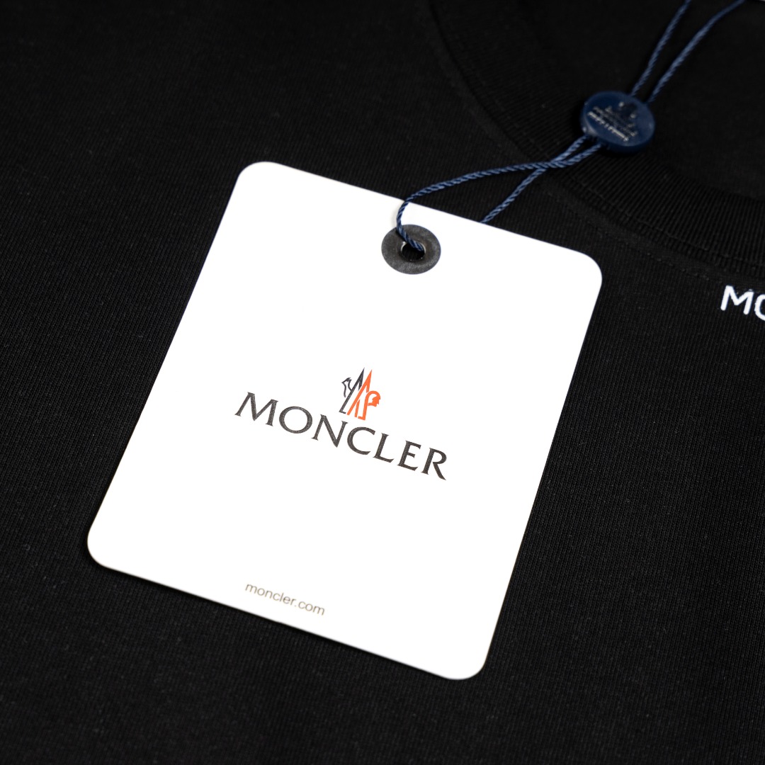 P95 白底图 顶级版本
MONCLER 蒙口新款标志性字母LOGO 章仔LOGO手臂
moncler标识点缀于领口 仿佛艺术家的灵魂印记 辨识度拉满 低调中蕴含着无尽的故事与格调 无需多言 穿搭的尽头是极简
Logo标识精致升级,
原版面料 官方同款 短袖T恤
定制270克同缸染面料 手感非常舒服
春夏砖柜同步 时尚又个性 超级百搭好看
男女都非常合适 人手必备款
吊牌 领标 水洗麦 三标齐全
颜色: 黑色 白色
尺码:XS~L