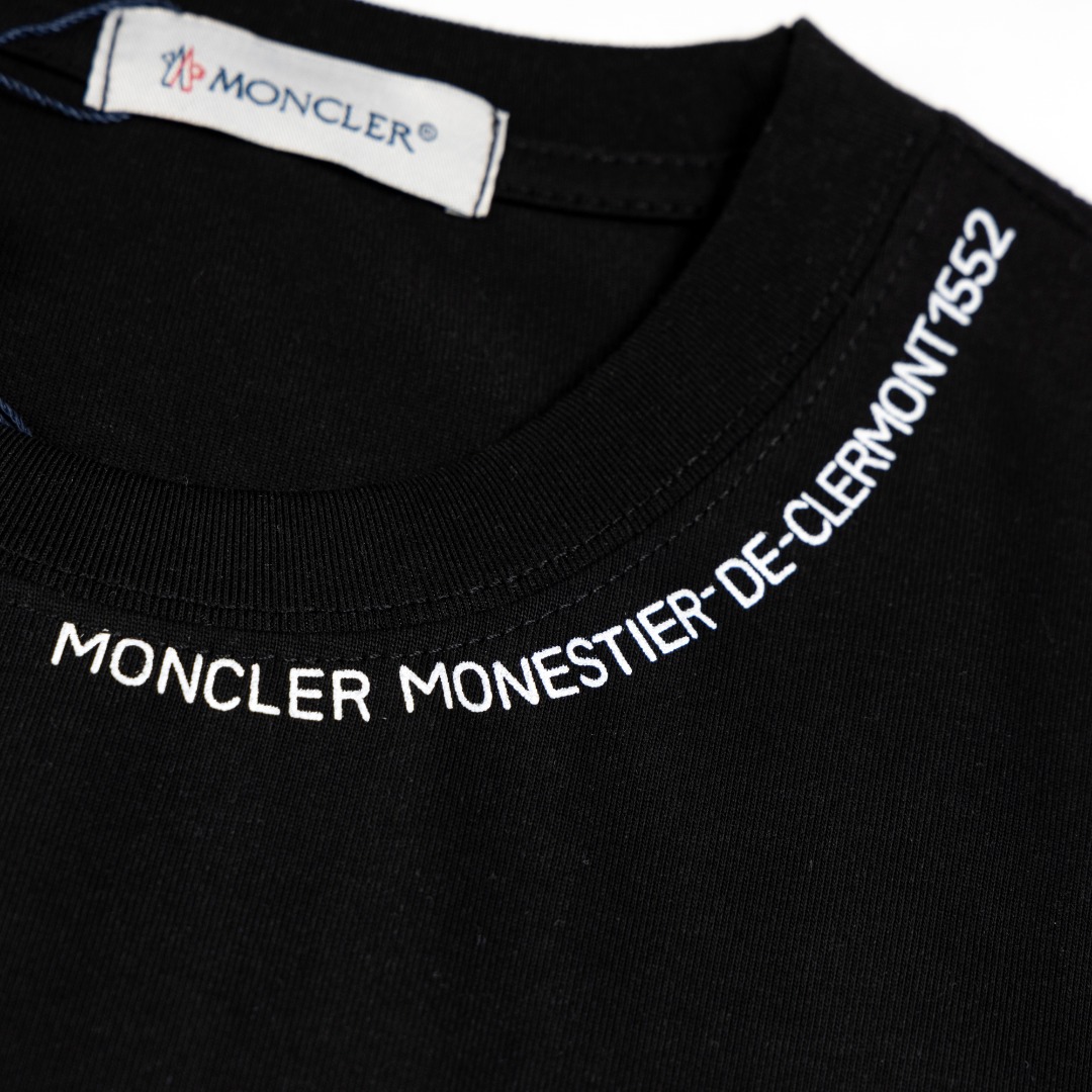 P95 白底图 顶级版本
MONCLER 蒙口新款标志性字母LOGO 章仔LOGO手臂
moncler标识点缀于领口 仿佛艺术家的灵魂印记 辨识度拉满 低调中蕴含着无尽的故事与格调 无需多言 穿搭的尽头是极简
Logo标识精致升级,
原版面料 官方同款 短袖T恤
定制270克同缸染面料 手感非常舒服
春夏砖柜同步 时尚又个性 超级百搭好看
男女都非常合适 人手必备款
吊牌 领标 水洗麦 三标齐全
颜色: 黑色 白色
尺码:XS~L