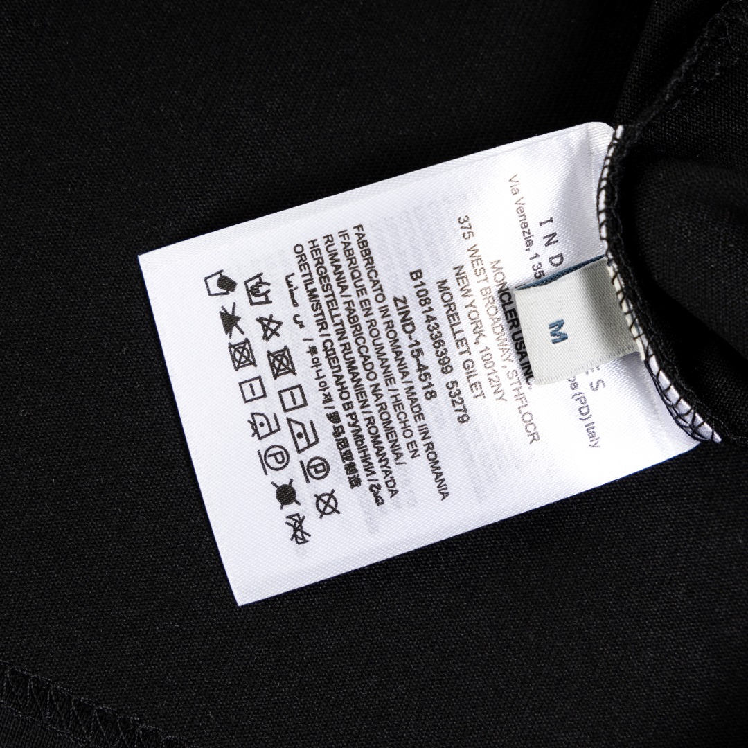 P95 白底图 顶级版本
MONCLER 蒙口新款标志性字母LOGO 章仔LOGO手臂
moncler标识点缀于领口 仿佛艺术家的灵魂印记 辨识度拉满 低调中蕴含着无尽的故事与格调 无需多言 穿搭的尽头是极简
Logo标识精致升级,
原版面料 官方同款 短袖T恤
定制270克同缸染面料 手感非常舒服
春夏砖柜同步 时尚又个性 超级百搭好看
男女都非常合适 人手必备款
吊牌 领标 水洗麦 三标齐全
颜色: 黑色 白色
尺码:XS~L