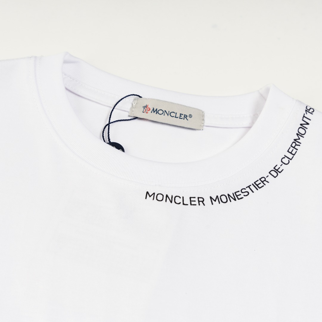 P95 白底图 顶级版本
MONCLER 蒙口新款标志性字母LOGO 章仔LOGO手臂
moncler标识点缀于领口 仿佛艺术家的灵魂印记 辨识度拉满 低调中蕴含着无尽的故事与格调 无需多言 穿搭的尽头是极简
Logo标识精致升级,
原版面料 官方同款 短袖T恤
定制270克同缸染面料 手感非常舒服
春夏砖柜同步 时尚又个性 超级百搭好看
男女都非常合适 人手必备款
吊牌 领标 水洗麦 三标齐全
颜色: 黑色 白色
尺码:XS~L