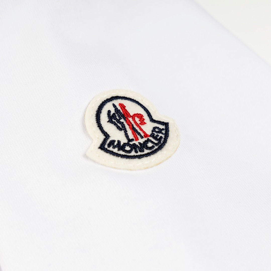 P95 白底图 顶级版本
MONCLER 蒙口新款标志性字母LOGO 章仔LOGO手臂
moncler标识点缀于领口 仿佛艺术家的灵魂印记 辨识度拉满 低调中蕴含着无尽的故事与格调 无需多言 穿搭的尽头是极简
Logo标识精致升级,
原版面料 官方同款 短袖T恤
定制270克同缸染面料 手感非常舒服
春夏砖柜同步 时尚又个性 超级百搭好看
男女都非常合适 人手必备款
吊牌 领标 水洗麦 三标齐全
颜色: 黑色 白色
尺码:XS~L
