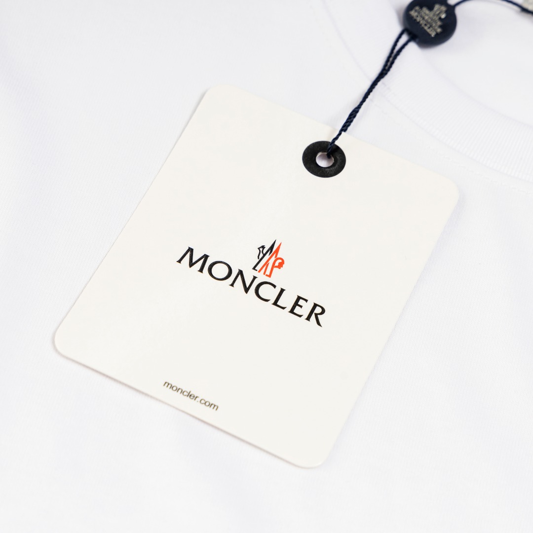 P95 白底图 顶级版本
MONCLER 蒙口新款标志性字母LOGO 章仔LOGO手臂
moncler标识点缀于领口 仿佛艺术家的灵魂印记 辨识度拉满 低调中蕴含着无尽的故事与格调 无需多言 穿搭的尽头是极简
Logo标识精致升级,
原版面料 官方同款 短袖T恤
定制270克同缸染面料 手感非常舒服
春夏砖柜同步 时尚又个性 超级百搭好看
男女都非常合适 人手必备款
吊牌 领标 水洗麦 三标齐全
颜色: 黑色 白色
尺码:XS~L