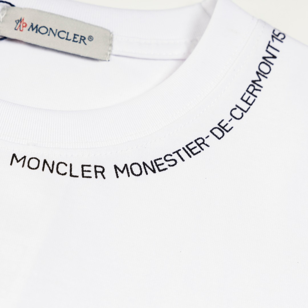 P95 白底图 顶级版本
MONCLER 蒙口新款标志性字母LOGO 章仔LOGO手臂
moncler标识点缀于领口 仿佛艺术家的灵魂印记 辨识度拉满 低调中蕴含着无尽的故事与格调 无需多言 穿搭的尽头是极简
Logo标识精致升级,
原版面料 官方同款 短袖T恤
定制270克同缸染面料 手感非常舒服
春夏砖柜同步 时尚又个性 超级百搭好看
男女都非常合适 人手必备款
吊牌 领标 水洗麦 三标齐全
颜色: 黑色 白色
尺码:XS~L