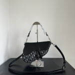 Dior · New Silver Buckle Saddle Bag R Classic Dior Oblique Collision con flip in pelle di sella nera, ciondolo decorativo a forma di D d'argento permette a questa borsa di darti un senso di moda e aggiungere una perfetta sensazione di potenza femminile. La moda e il retrò sono le dimensioni degli accessori ideali per perfezionare la tua forma quotidiana: 25 cm 1 Dior · New Silver Buckle Saddle Bag R Classic Dior Oblique Collision con flip in pelle di sella nera, ciondolo decorativo a forma di D d’argento permette a questa borsa di darti un senso di moda e aggiungere una perfetta sensazione di potenza femminile. La moda e il retrò sono le dimensioni degli accessori ideali per perfezionare la tua forma quotidiana: 25 cm