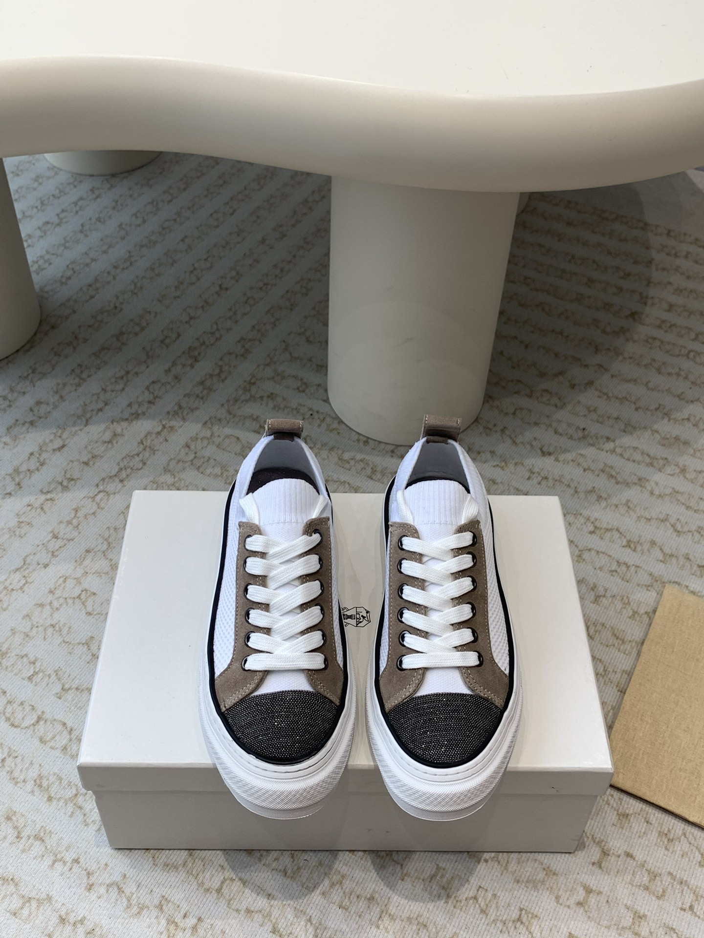 NO:725239,brunello cucinelli classic retro sports shoes series bc is a well-known Italian brand with minimalist style and handmade bead chain accessories!  Retro and high-end!  Simple and elegant, it is a very attractive style!  The king of advanced jokers is totally irresistible!  The feet feel very good and comfortable!  It looks ordinary, but looks slim and handsome!  Not limited to any occasion, daily work, fashionable and capable!  Super versatile!  Super eye-catching!  Suitable for spring, summer, autumn and winter all year round. Imported cow velvet upper/molded mesh. Water-dyed sheepskin lining. Original rubber foam outsole. Decorative original molded custom bead chain. Size#35-41 (40 41 custom-made, non-returnable). No. 030327026, casual shoes/sports shoes, brunello cucinelli, sneakers, sheepskin19860909brunello cucinelli经典复古运动鞋 系列 bc是意大利知名品牌 极简主义风格,纯手工串联珠链配饰！复古又高级！ 简约又大气,属于非常耐看的款式！高级百搭之王 完全没有抵抗力！脚感很好很舒服！看起来平平无奇,穿起来又瘦又帅！ 不局限任何场合,日常工作、时尚又干练！超级百搭！超级耐看！一年四季春夏秋冬皆适宜 鞋面进口牛绒/开模网面 内里水染羊皮 大底原版橡胶发泡大底 装饰原版开模定制珠链 Size#35-41（40 41订做不退换） 编号030327026,休闲鞋/运动鞋,brunello cucinelli,sneakers,sheepskin,Women's Shoes