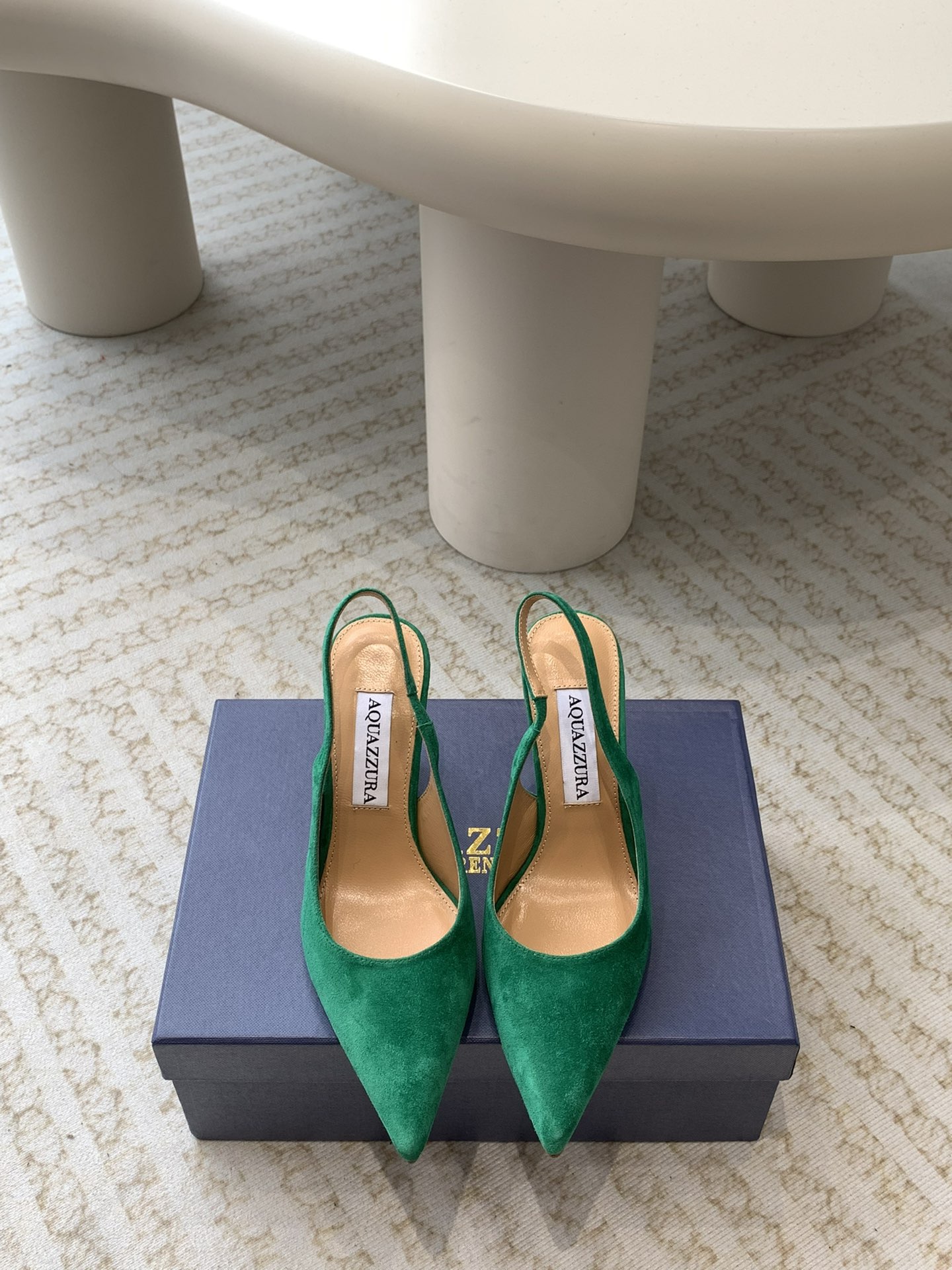 NO:238911,Aquazzura stunning and popular products, pineapple The royal nobles love elegance, elegant temperament, cabinet-level quality as shown in the picture. Imported suede fabric/imported Grites special materials. Lambskin lining, Italian real A-grade genuine leather outsole. Heel height 8.5cm. Size#34-42 (34 40 41 42. Custom made non-return and exchange), high heels, high heels, sheepskin, chamois leather, Leather soles19860909Aquazzura 惊艳火爆款、菠萝 王室贵族的钟爱雍容华贵、气质高雅、到手如图柜级品质 面料进口麂皮 /进口格利特特殊材料 小羊皮内里、意大利真A级真皮大底 跟高8.5cm Size#34-42（34 40 41 42 定做不退换）,高跟鞋,high heels,sheepskin,chamois leather,Leather soles,Women's Shoes