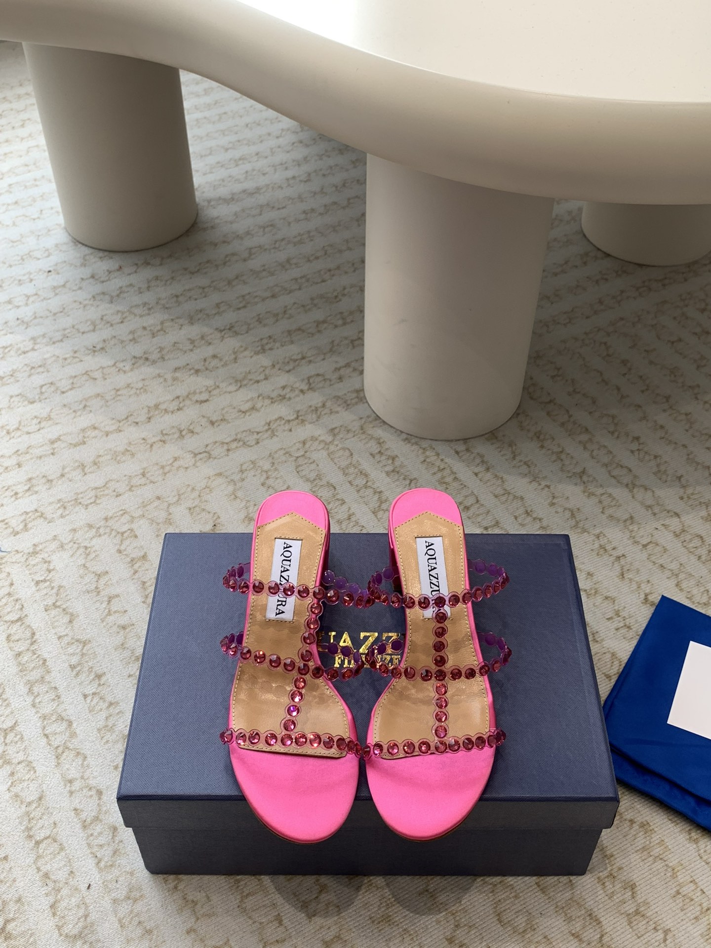 NO:238889,Aquazzura stunning and popular products, pineapple The royal nobles love elegance, elegant temperament, cabinet-level quality as shown in the picture Imported silk Brilliant and chic rhinestone buckle, lambskin lining, Italian real A-grade leather outsole Heel height 5cm Size#34-42 (34 40 41 42 Custom made non-return), high heels, sheepskin, real silk, Leather soles19860909Aquazzura 惊艳火爆款、菠萝 王室贵族的钟爱雍容华贵、气质高雅、到手如图柜级品质 进口真丝 璀璨别致水钻饰扣、小羊皮内里、意大利真A级真皮大底 跟高5cm Size#34-42（34 40 41 42 定做不退换）,高跟鞋,high heels,sheepskin,real silk,Leather soles,Women's Shoes