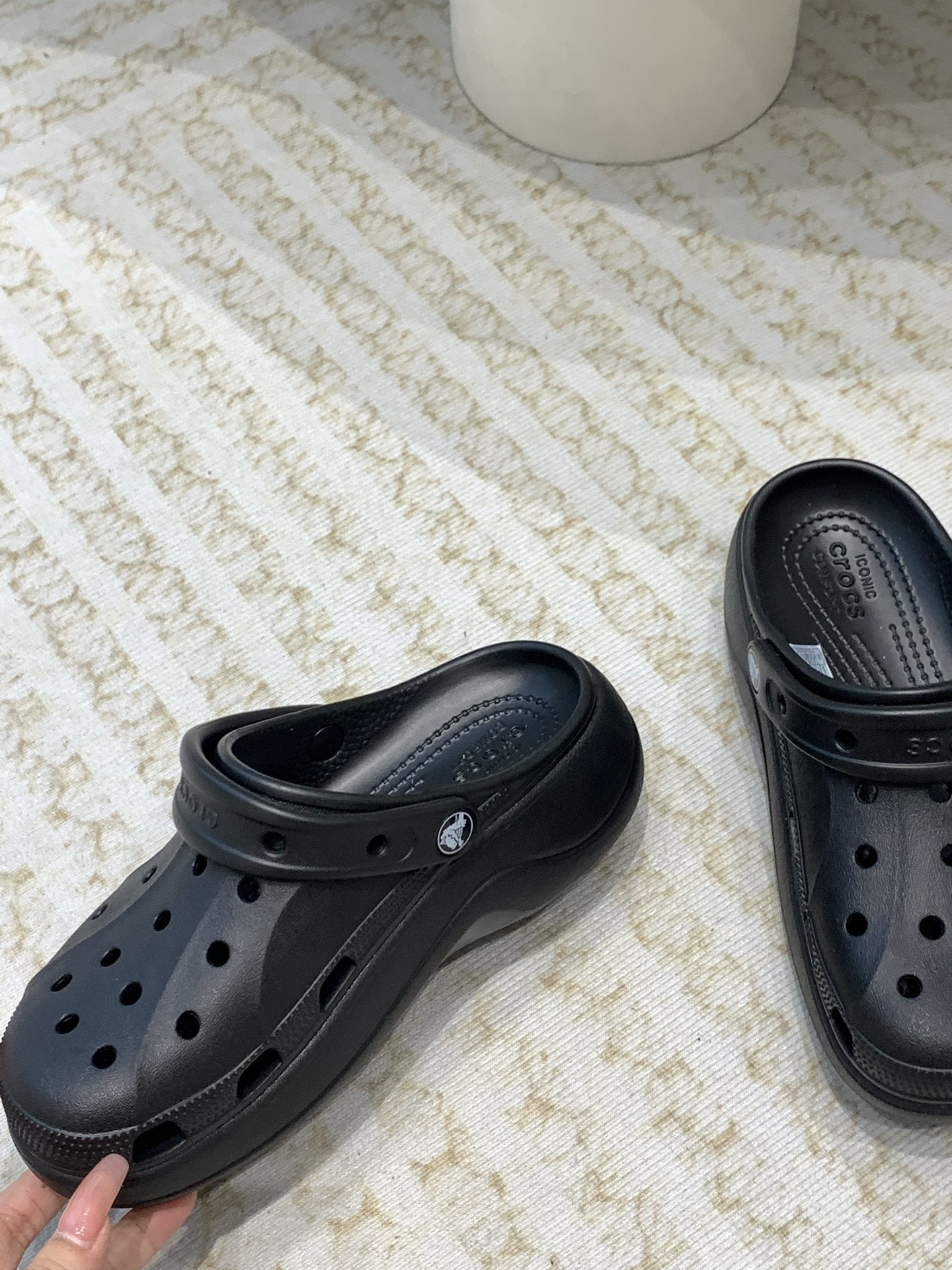 Crocs Classic Clog: Comfortable, Durable, Eco-Friendly Leisure Shoes with Unique Design - 图片 3