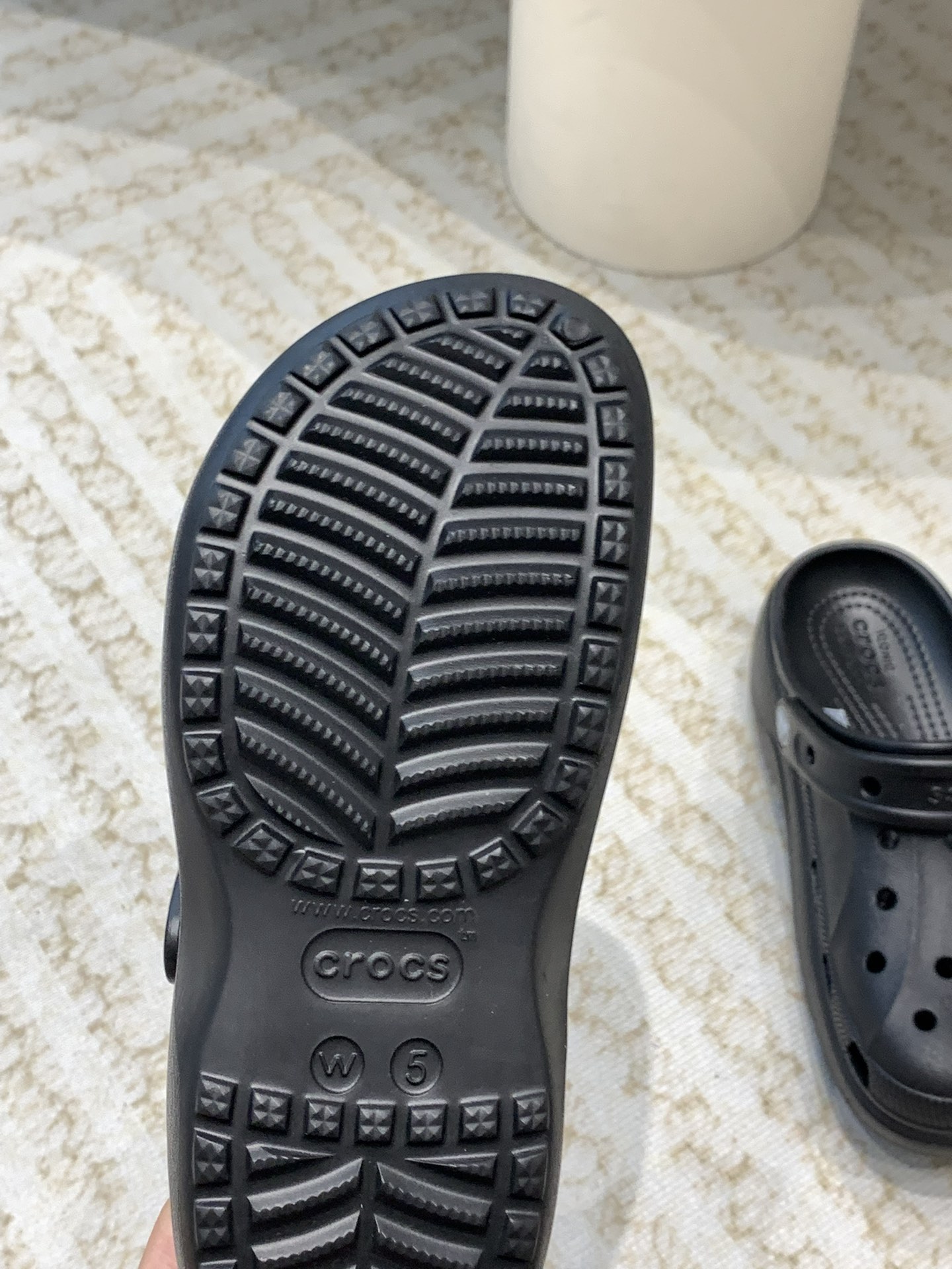 Crocs Classic Clog: Comfortable, Durable, Eco-Friendly Leisure Shoes with Unique Design - 图片 9