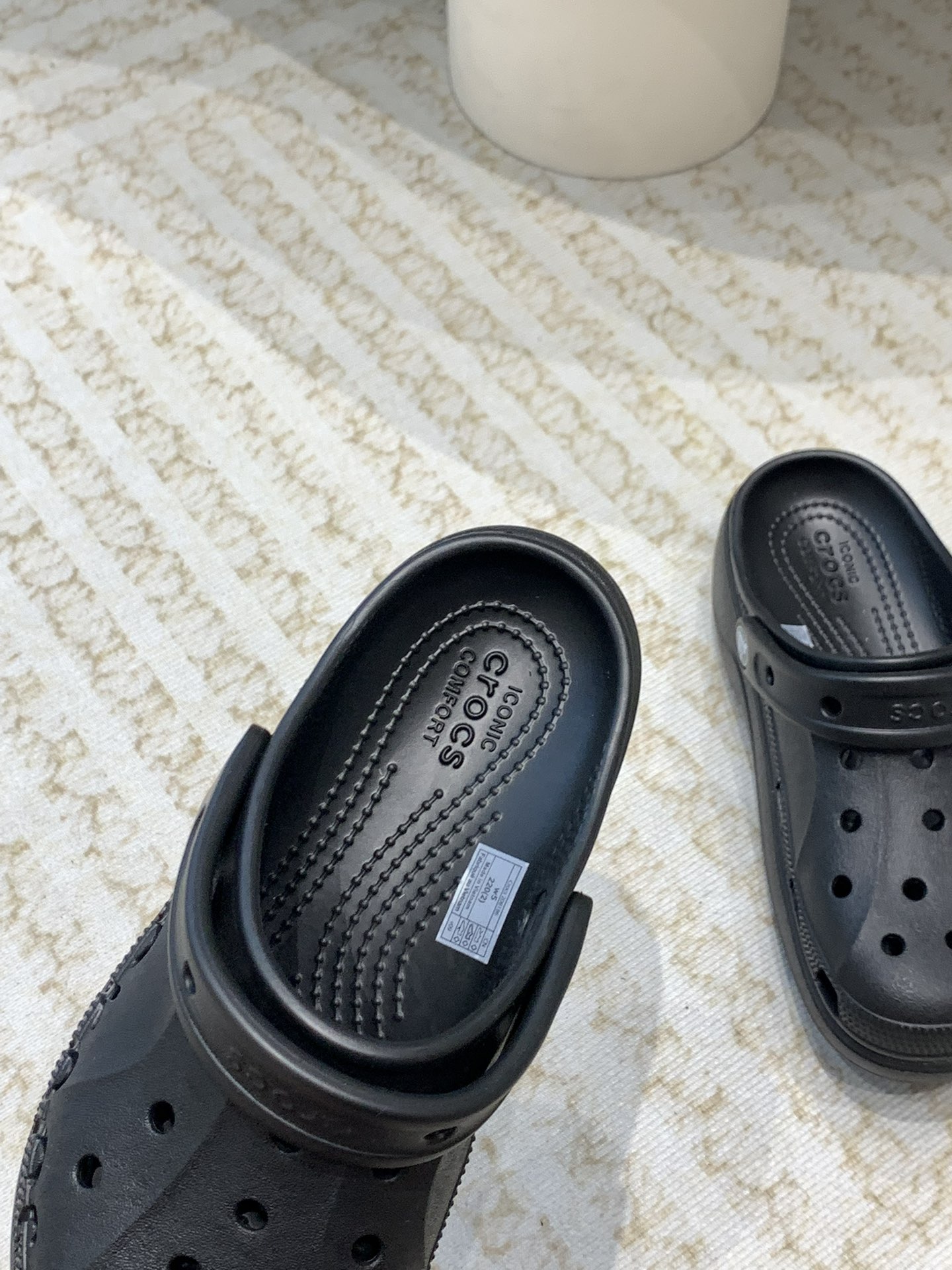 Crocs Classic Clog: Comfortable, Durable, Eco-Friendly Leisure Shoes with Unique Design - 图片 4