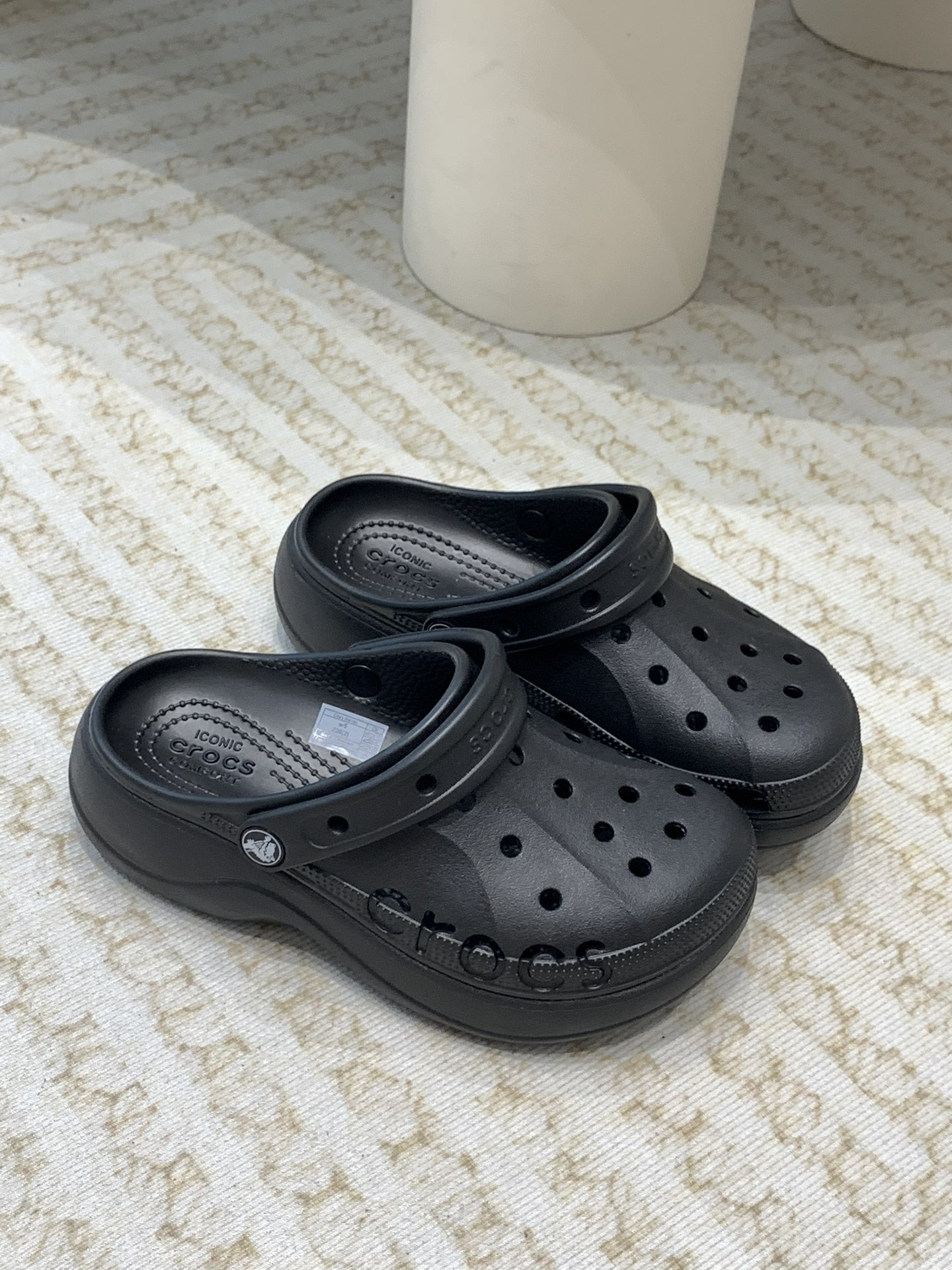Crocs Classic Clog: Comfortable, Durable, Eco-Friendly Leisure Shoes with Unique Design - 图片 2
