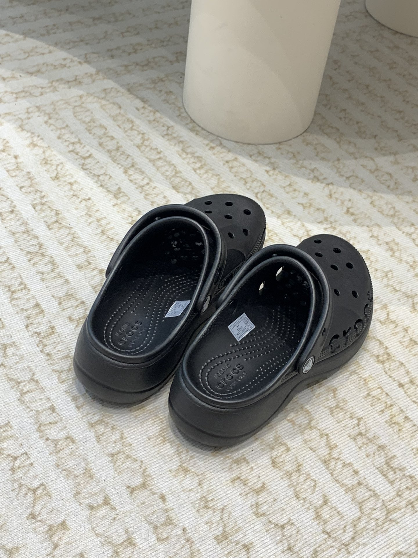 Crocs Classic Clog: Comfortable, Durable, Eco-Friendly Leisure Shoes with Unique Design - 图片 6