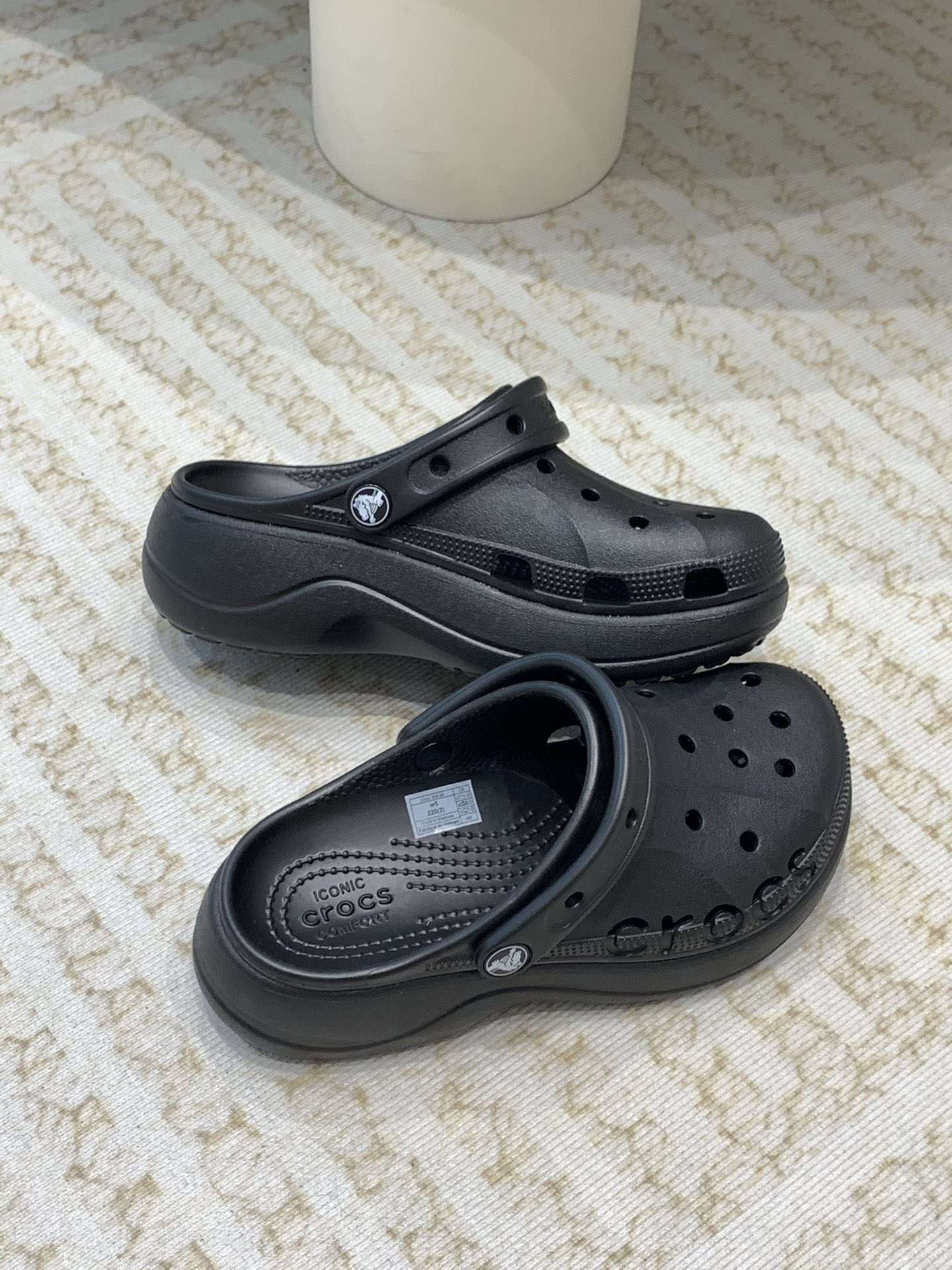 Crocs Classic Clog: Comfortable, Durable, Eco-Friendly Leisure Shoes with Unique Design - 图片 5
