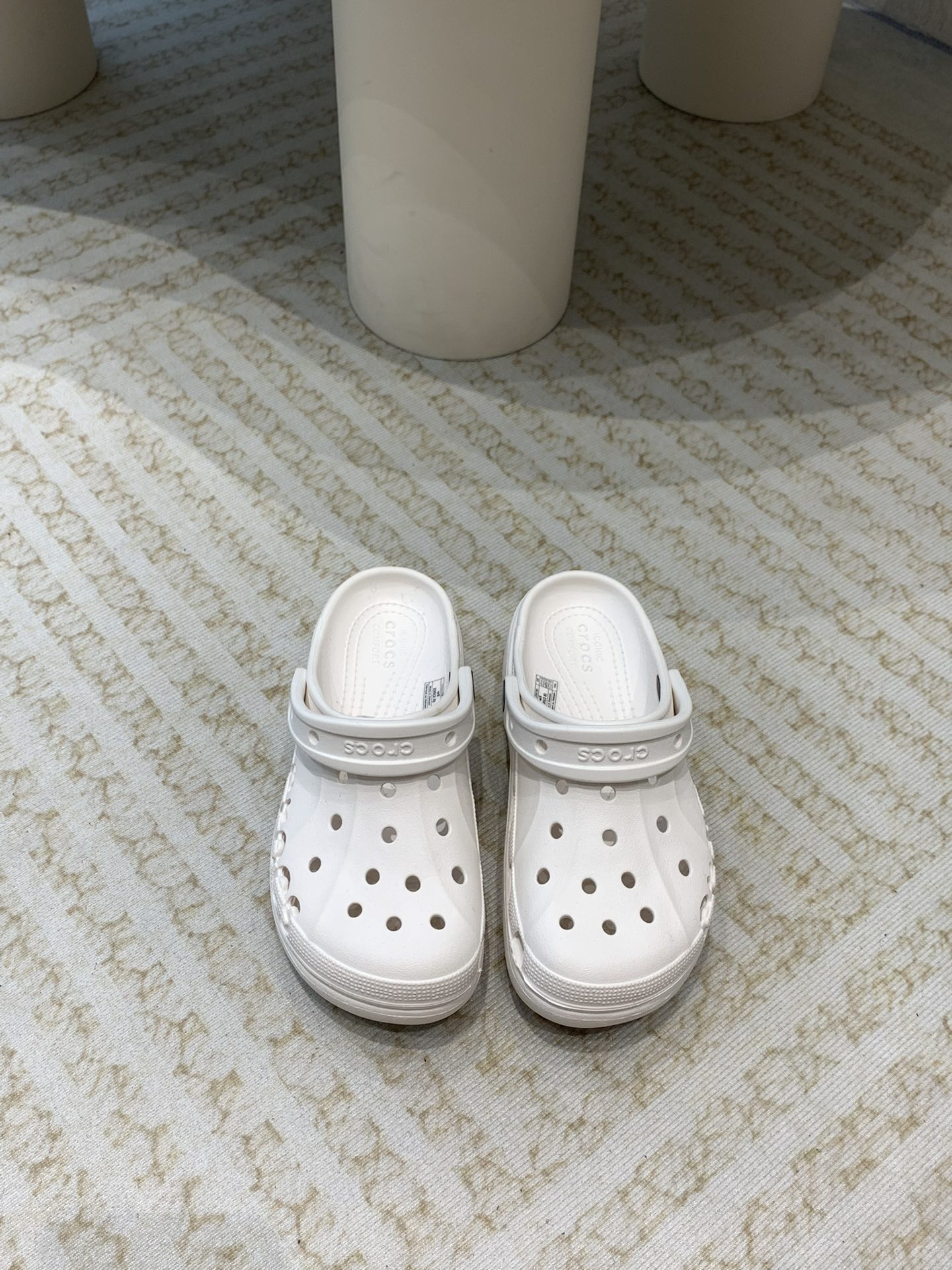 Crocs Classic Clogs: Comfortable, Durable, Innovative Leisure Shoes with Crocslite Material