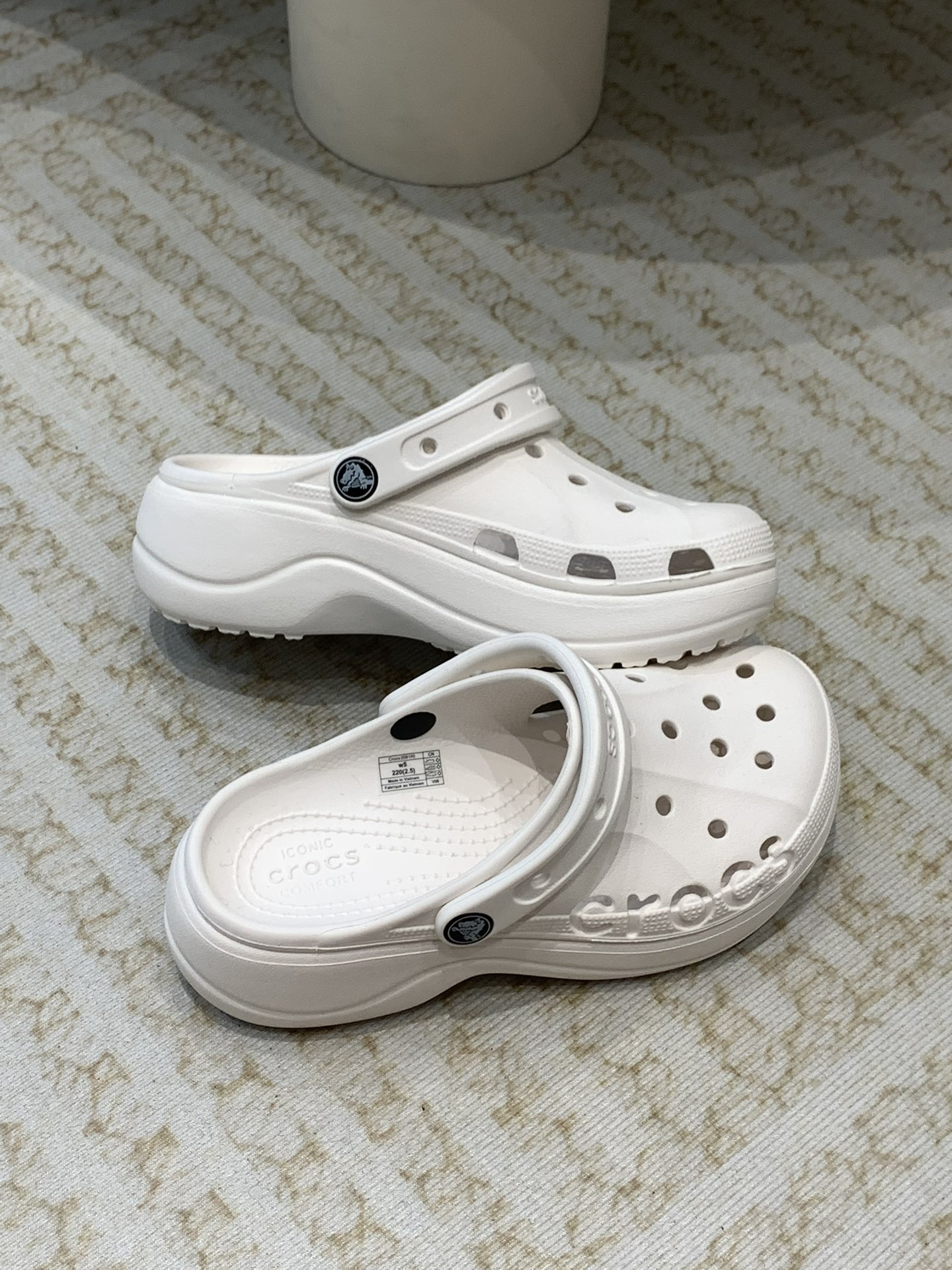 Crocs Classic Clogs: Comfortable, Durable, Innovative Leisure Shoes with Crocslite Material - 图片 5