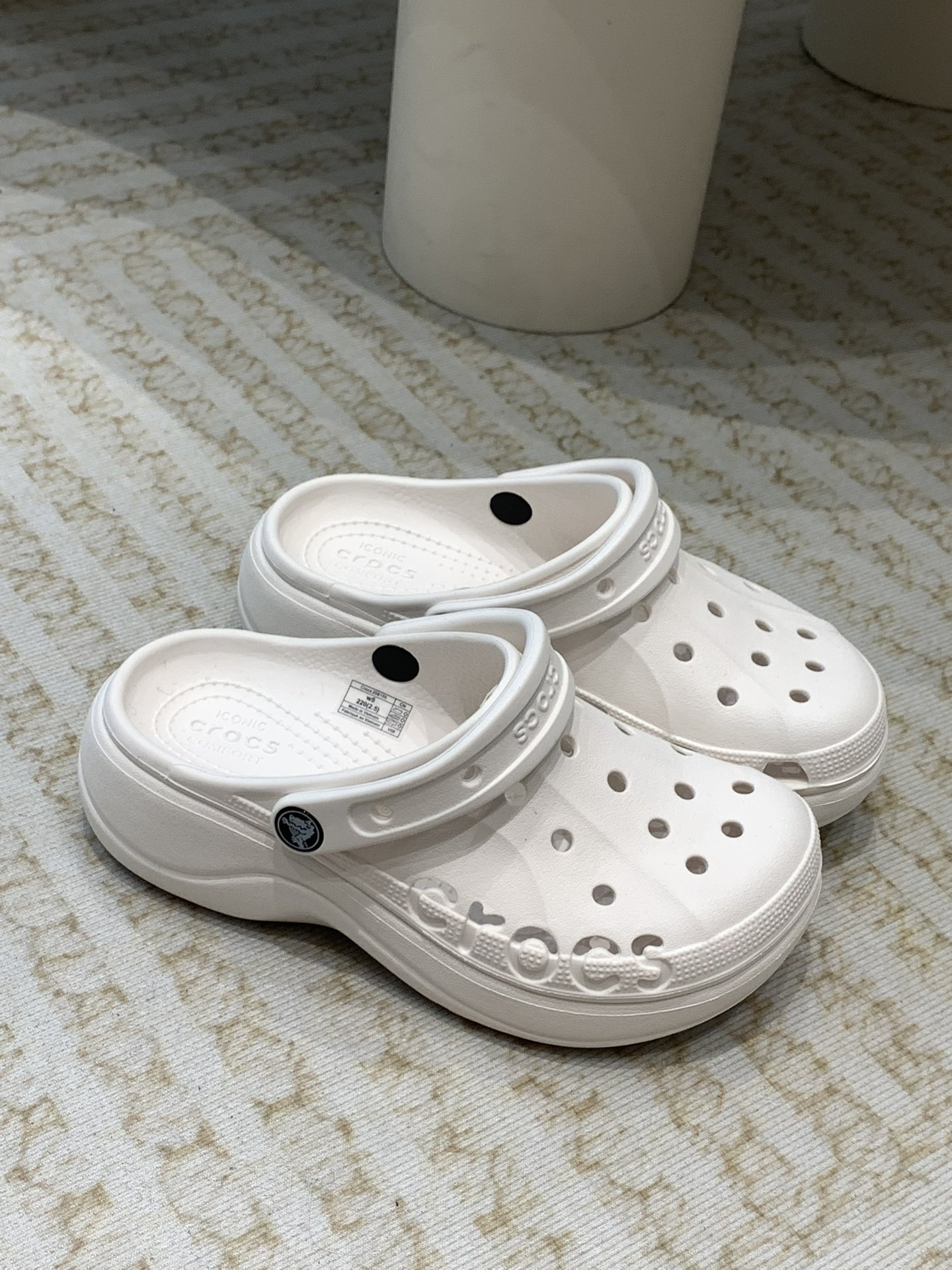 Crocs Classic Clogs: Comfortable, Durable, Innovative Leisure Shoes with Crocslite Material - 图片 2