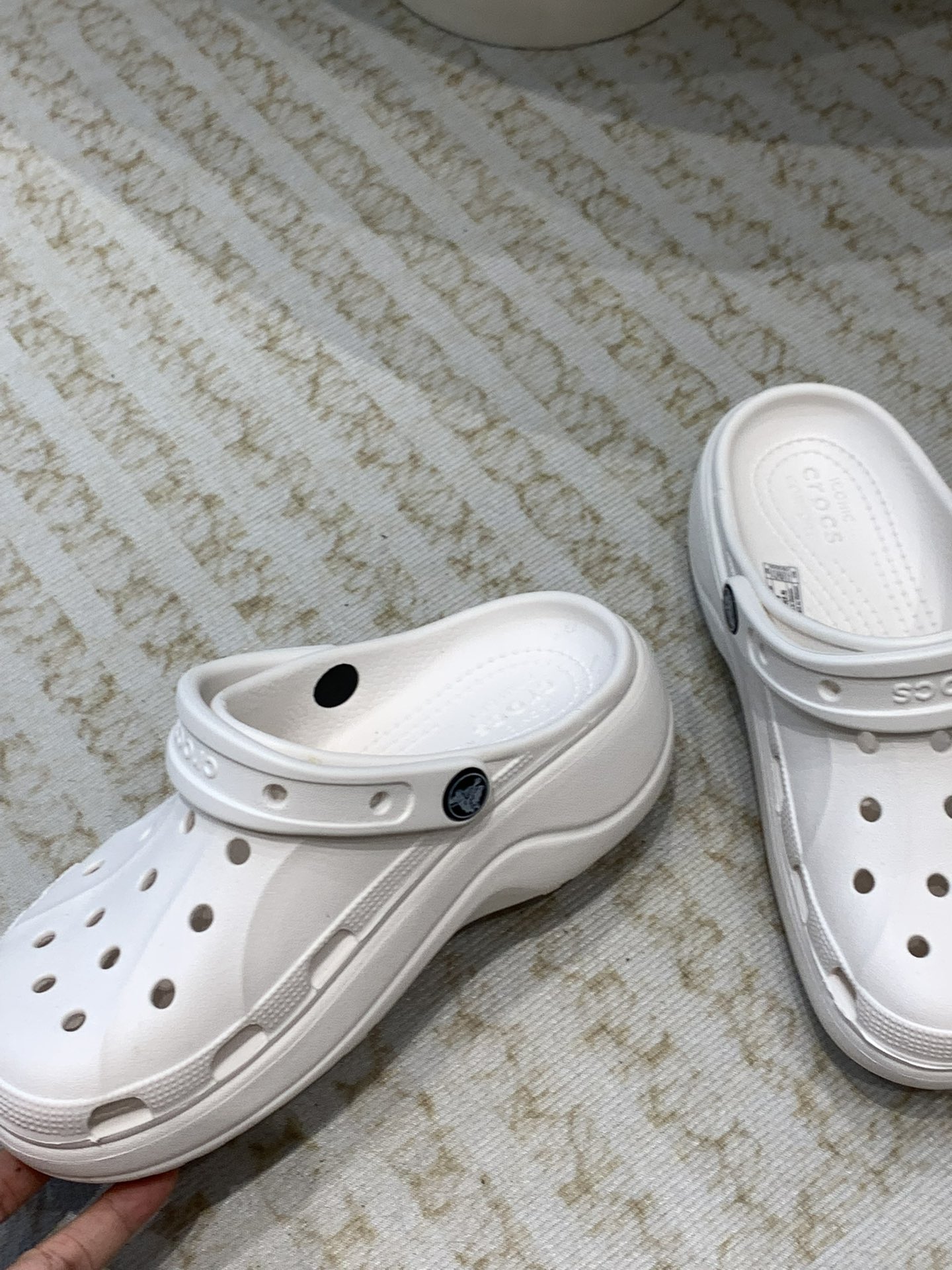 Crocs Classic Clogs: Comfortable, Durable, Innovative Leisure Shoes with Crocslite Material - 图片 3