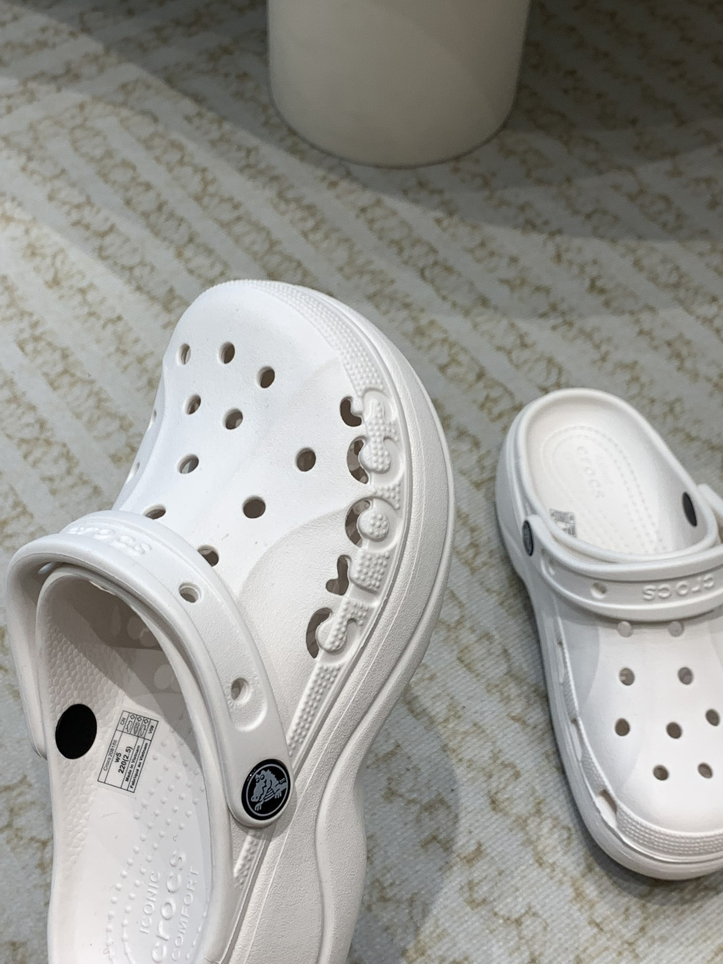 Crocs Classic Clogs: Comfortable, Durable, Innovative Leisure Shoes with Crocslite Material - 图片 4