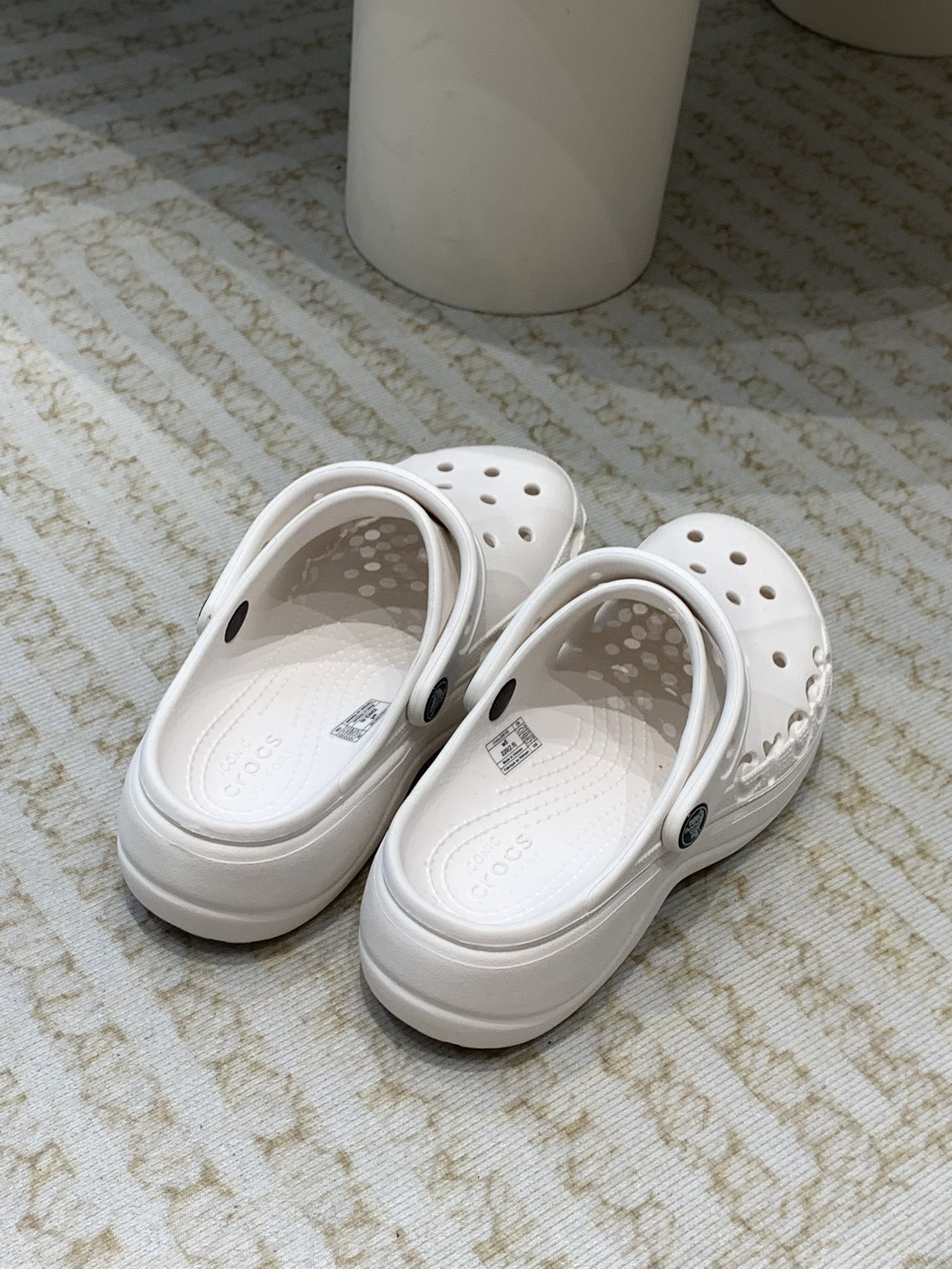Crocs Classic Clogs: Comfortable, Durable, Innovative Leisure Shoes with Crocslite Material - 图片 6