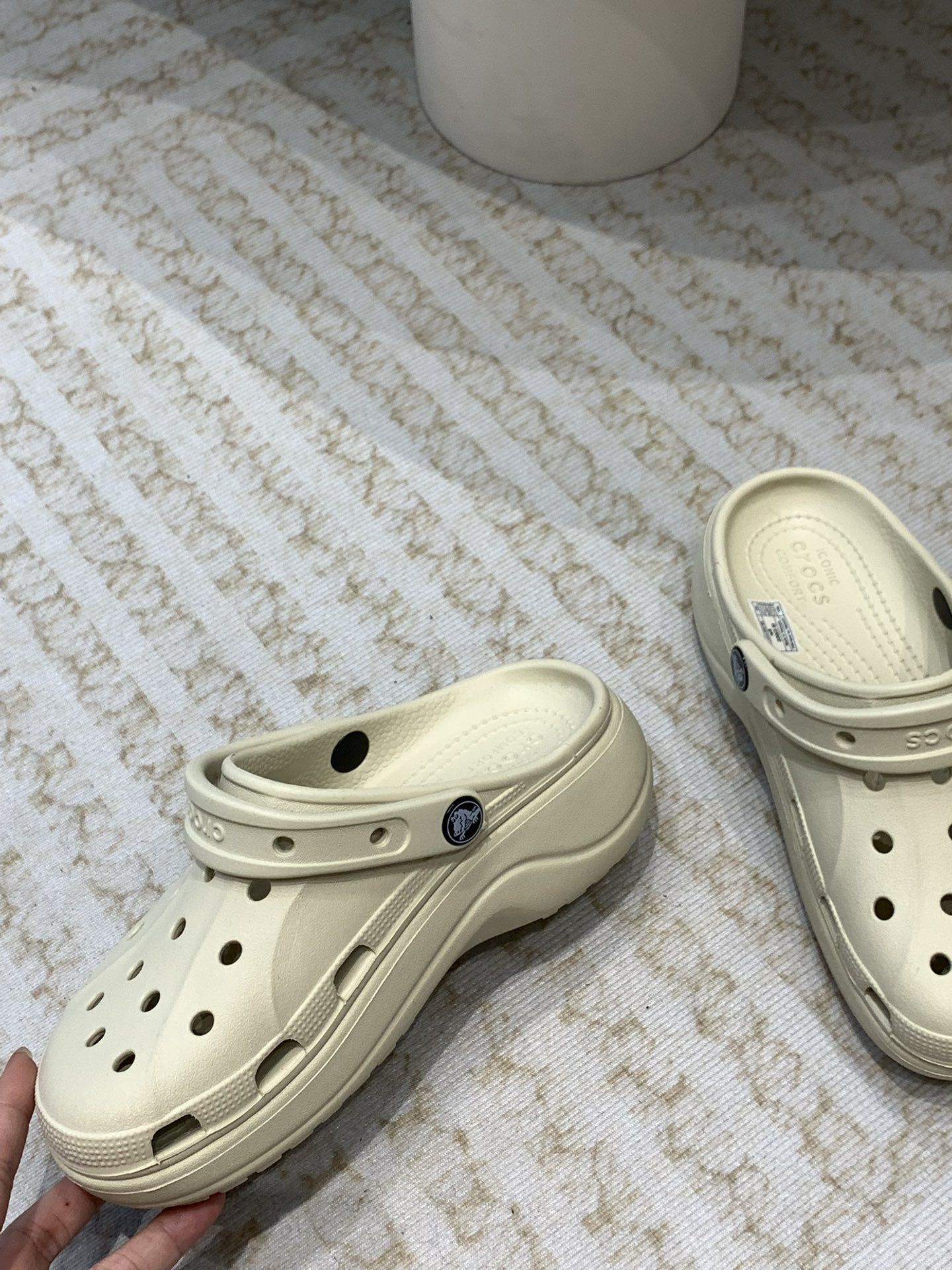 Crocs Classic Clog: Comfortable, Durable, Innovative Leisure Shoes for All Seasons - 图片 3