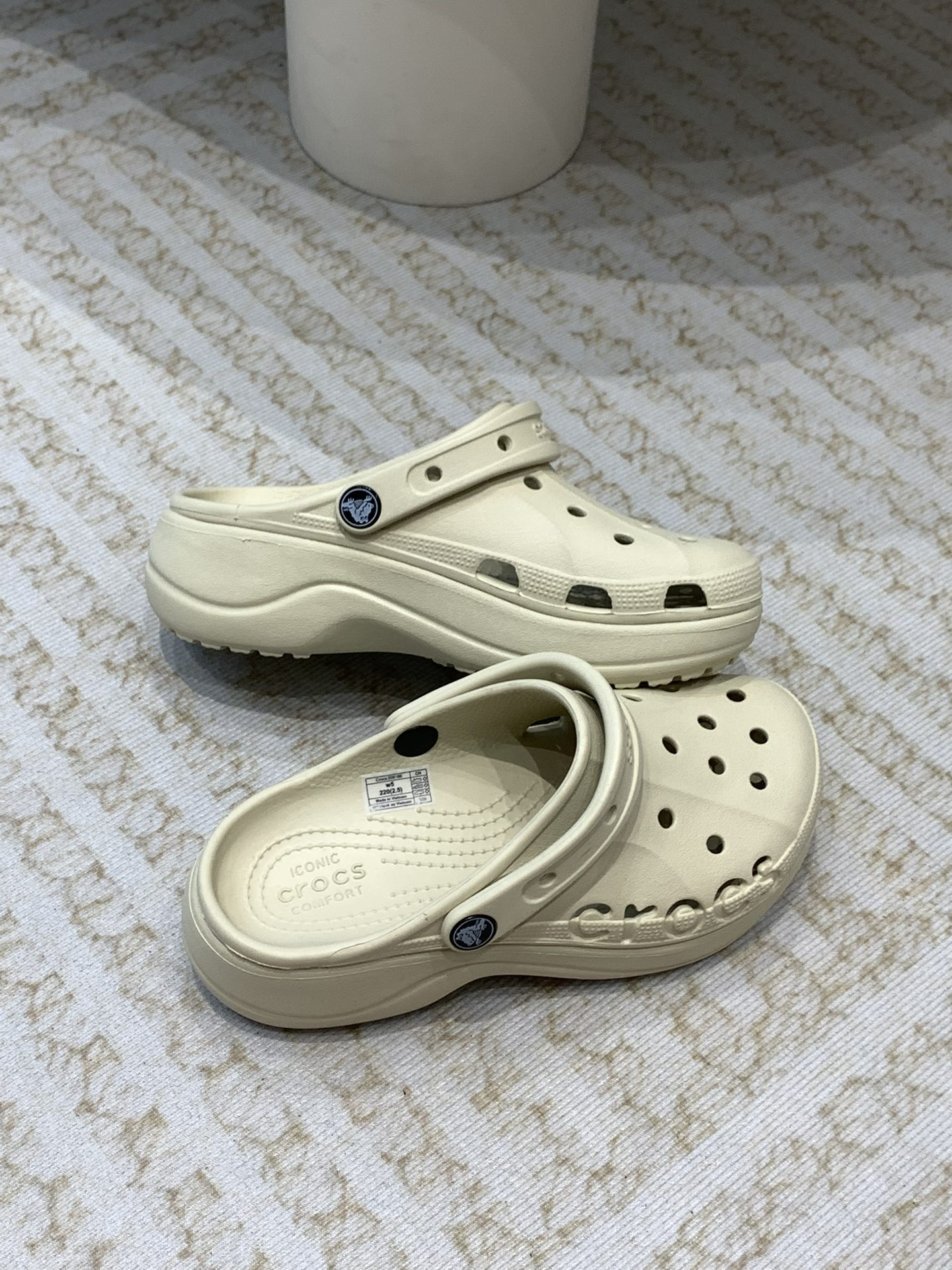 Crocs Classic Clog: Comfortable, Durable, Innovative Leisure Shoes for All Seasons - 图片 6