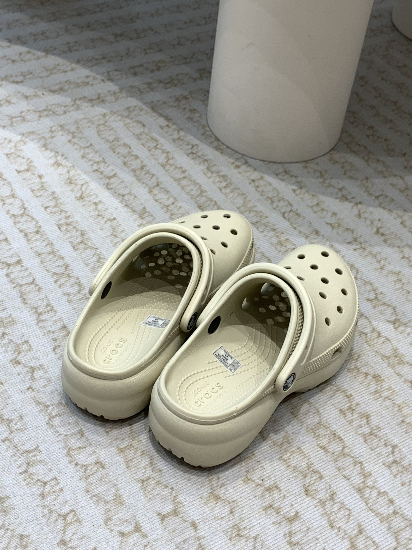 Crocs Classic Clogs: Innovative, Comfortable Shoes in Environmental Materials - 图片 4