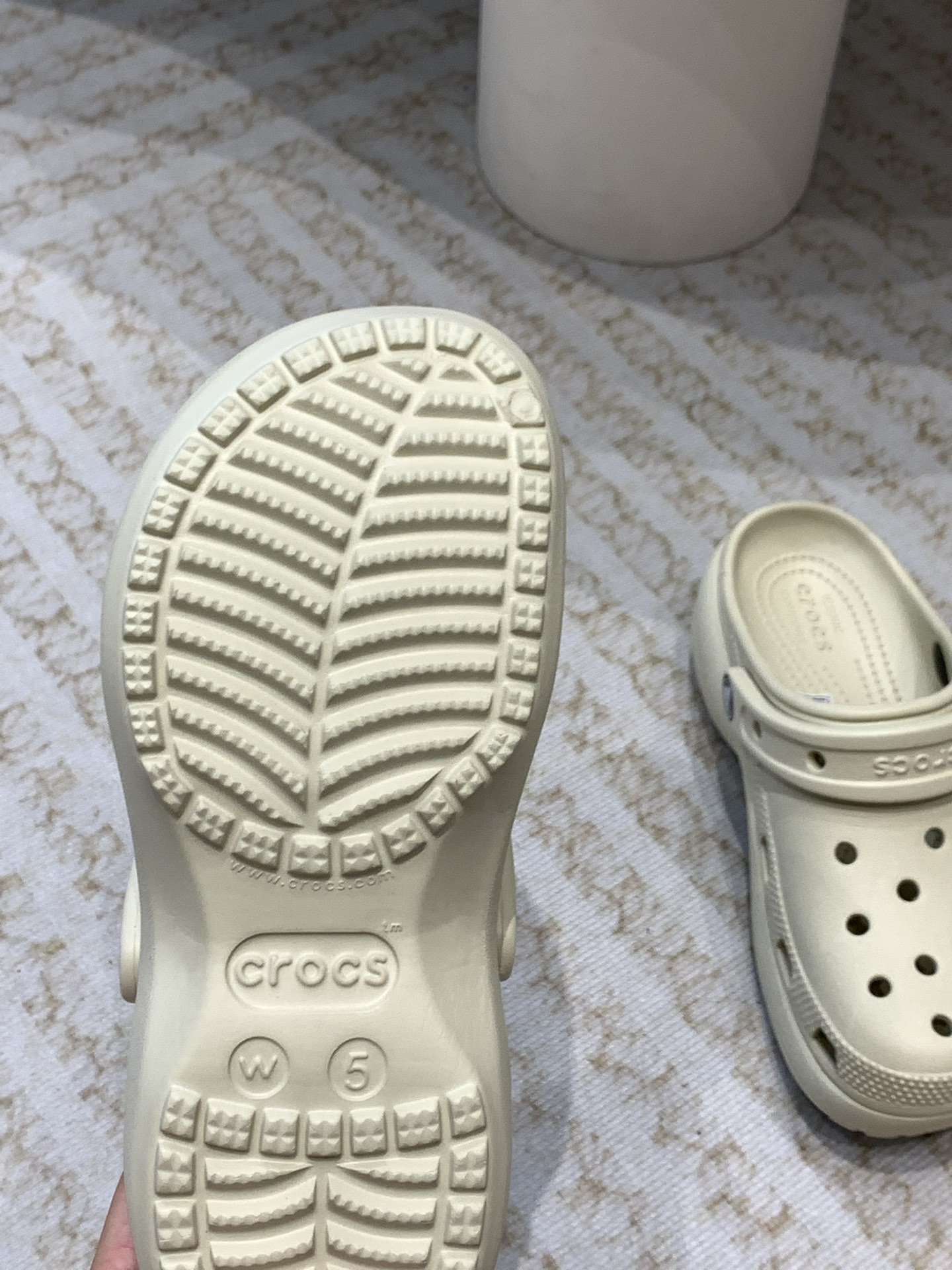 Crocs Classic Clogs: Innovative, Comfortable Shoes in Environmental Materials - 图片 8