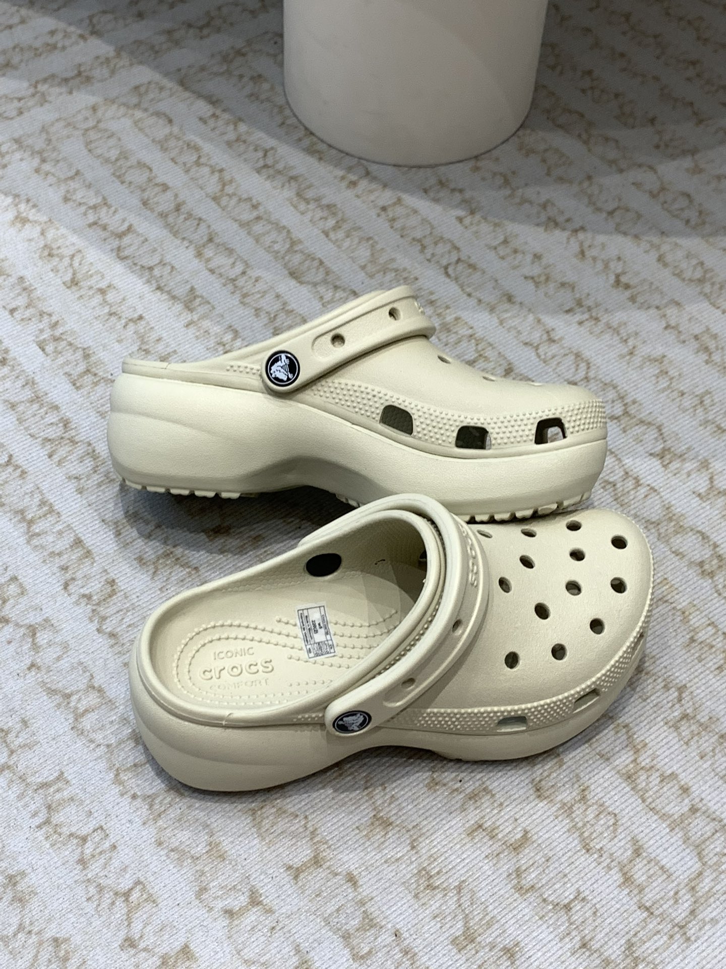 Crocs Classic Clogs: Innovative, Comfortable Shoes in Environmental Materials - 图片 5