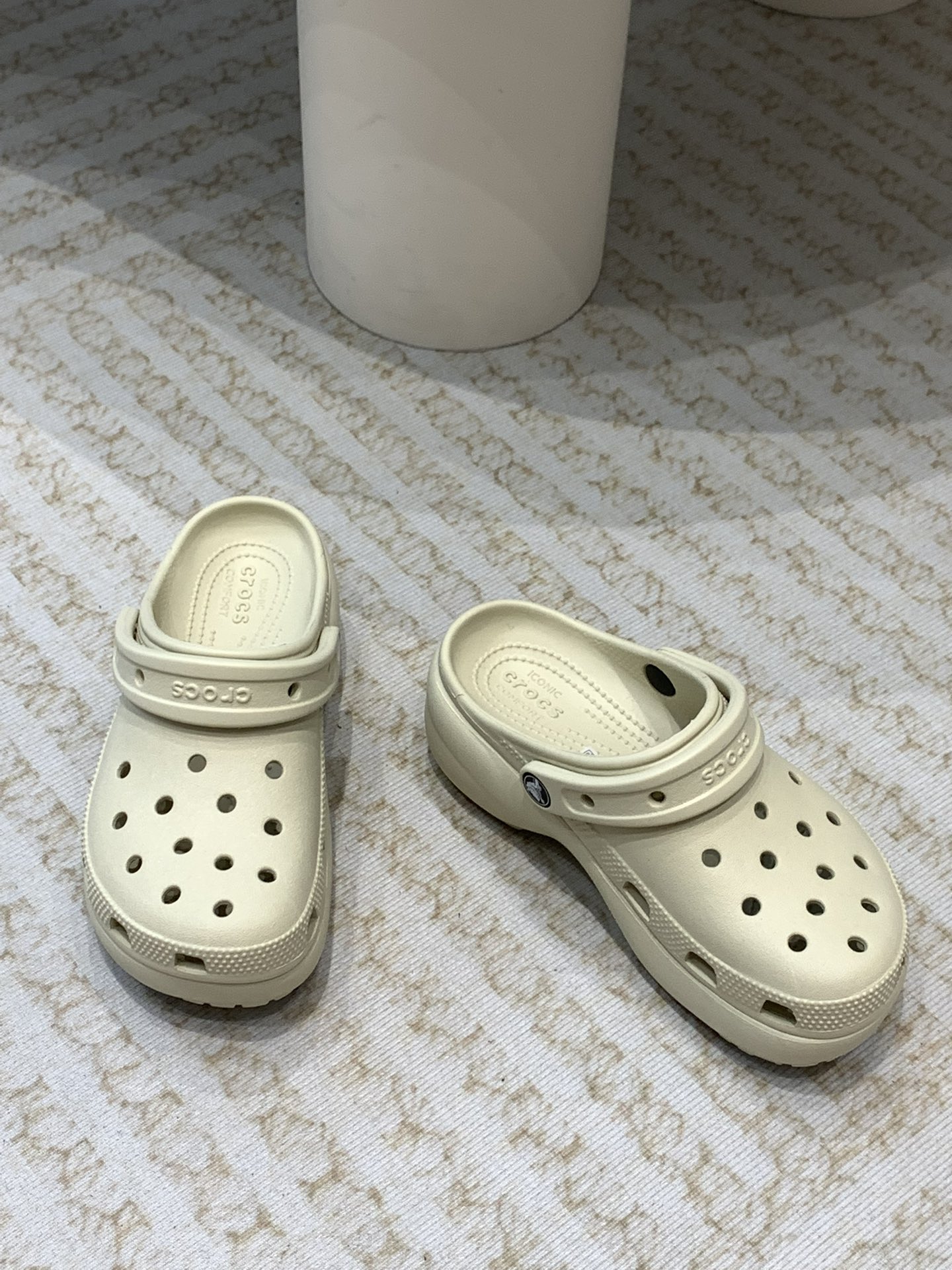 Crocs Classic Clogs: Innovative, Comfortable Shoes in Environmental Materials - 图片 6