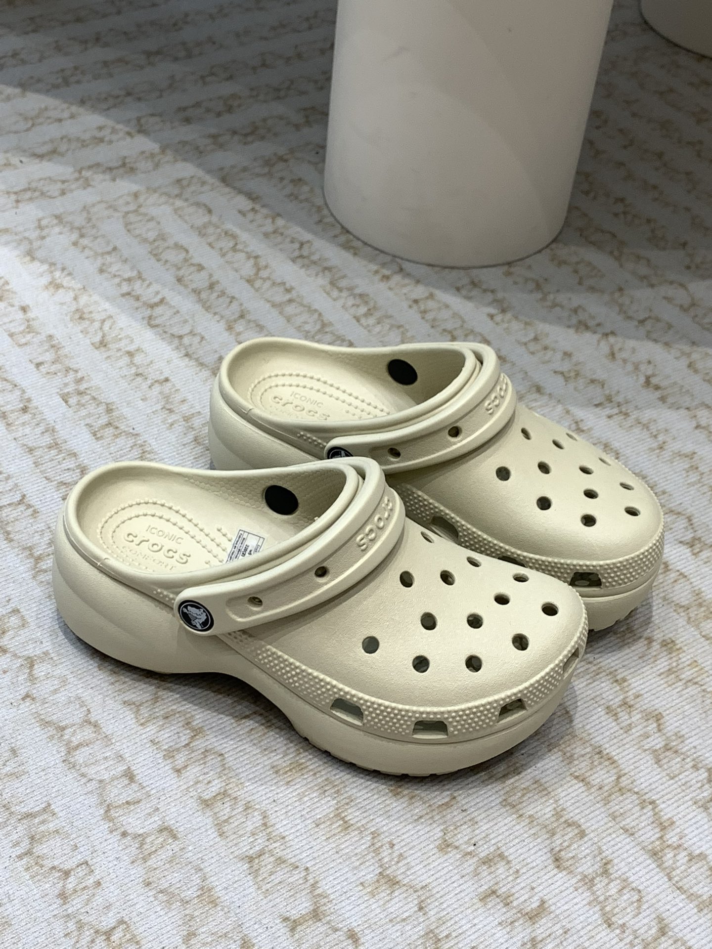 Crocs Classic Clogs: Innovative, Comfortable Shoes in Environmental Materials - 图片 2