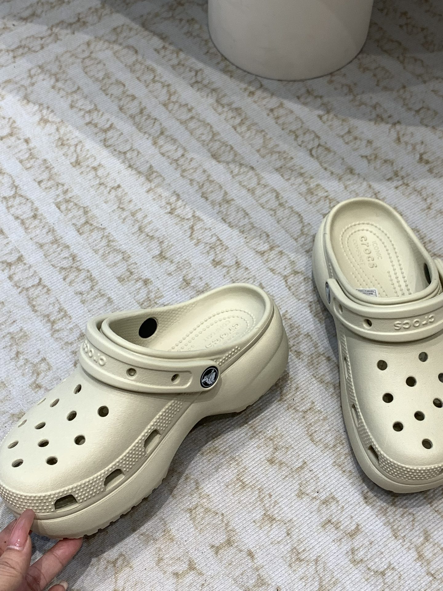 Crocs Classic Clogs: Innovative, Comfortable Shoes in Environmental Materials - 图片 3