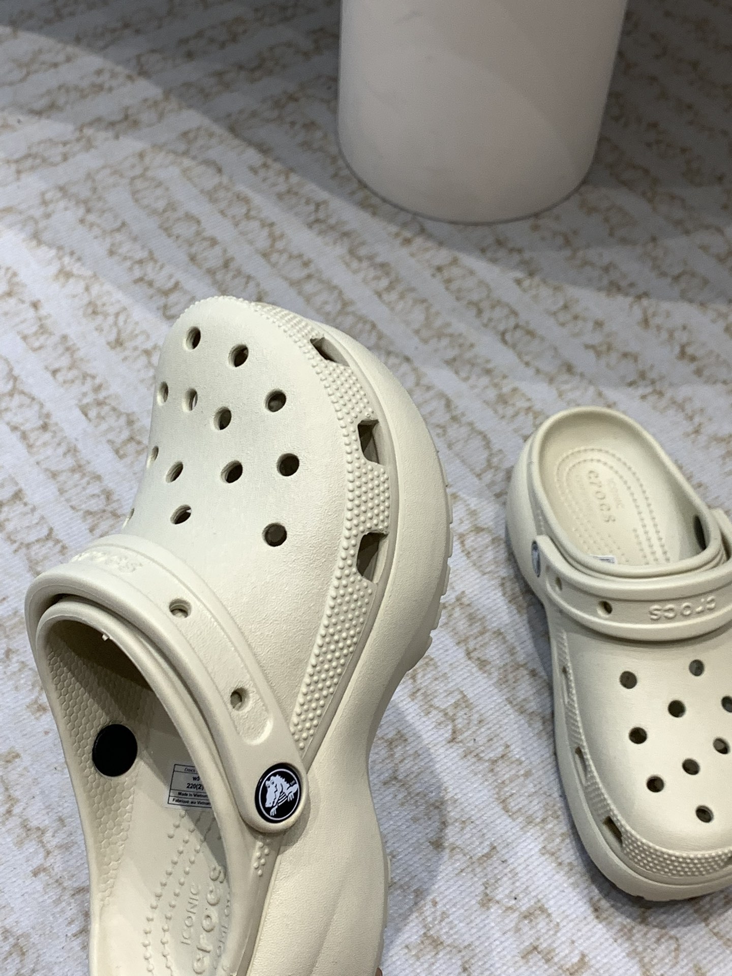 Crocs Classic Clogs: Innovative, Comfortable Shoes in Environmental Materials - 图片 7