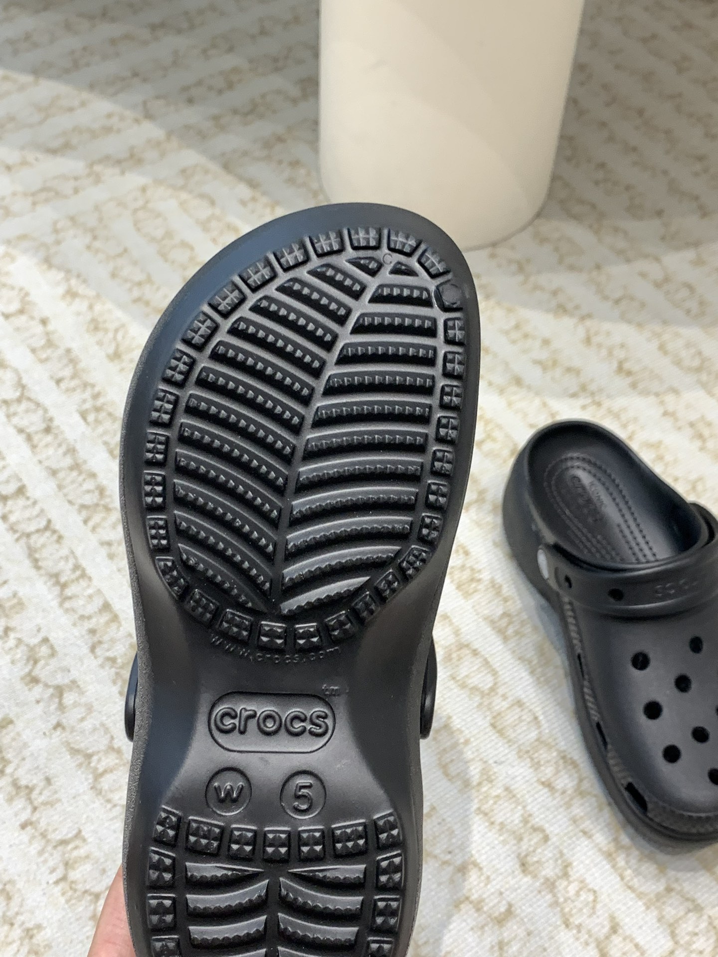 Crocs Classic Clogs: Comfortable, Durable, and Environmentally Friendly Leisure Shoes - 图片 9