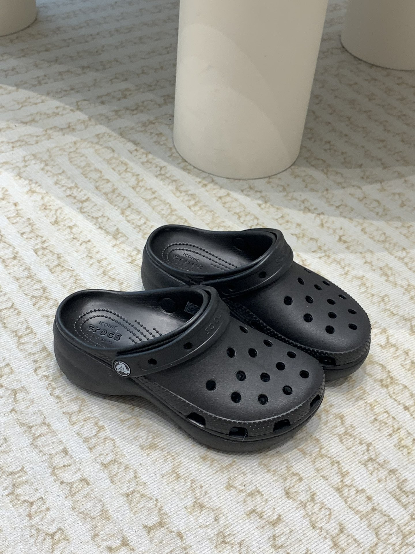 Crocs Classic Clogs: Comfortable, Durable, and Environmentally Friendly Leisure Shoes - 图片 2