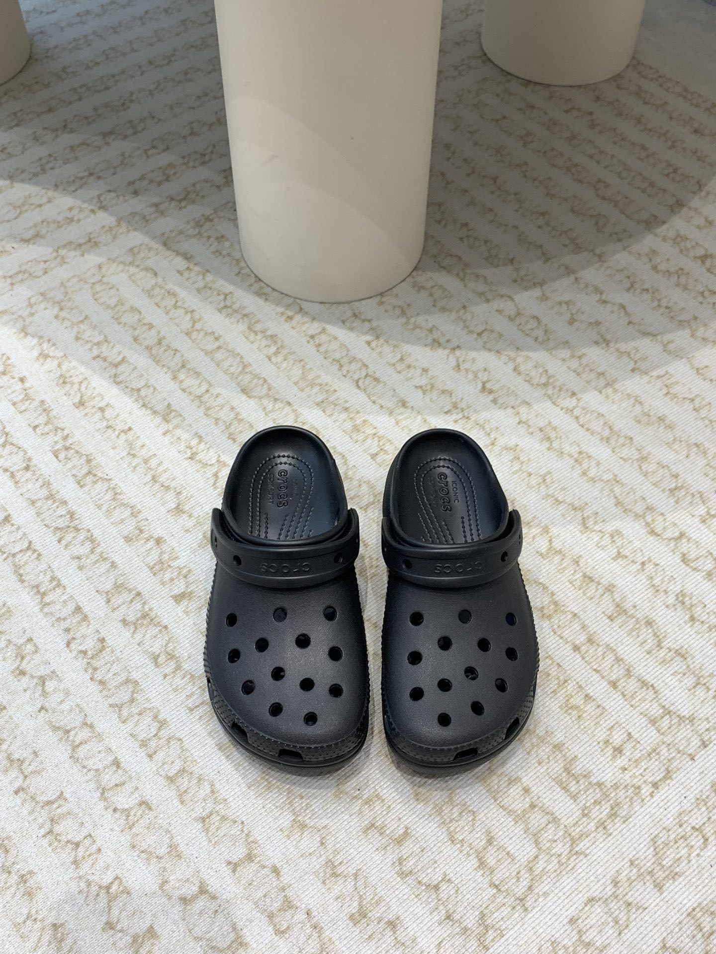 Crocs Classic Clogs: Comfortable, Durable, and Environmentally Friendly Leisure Shoes
