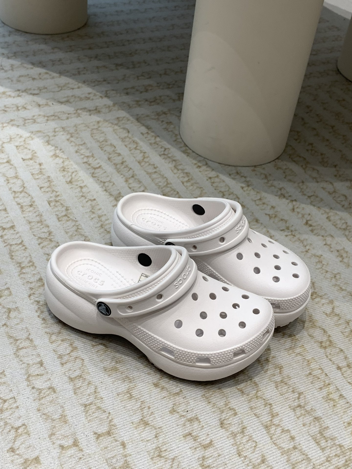 Crocs Classic Clog: Comfortable, Stylish, Durable Leisure Shoes with Innovative Design - 图片 2