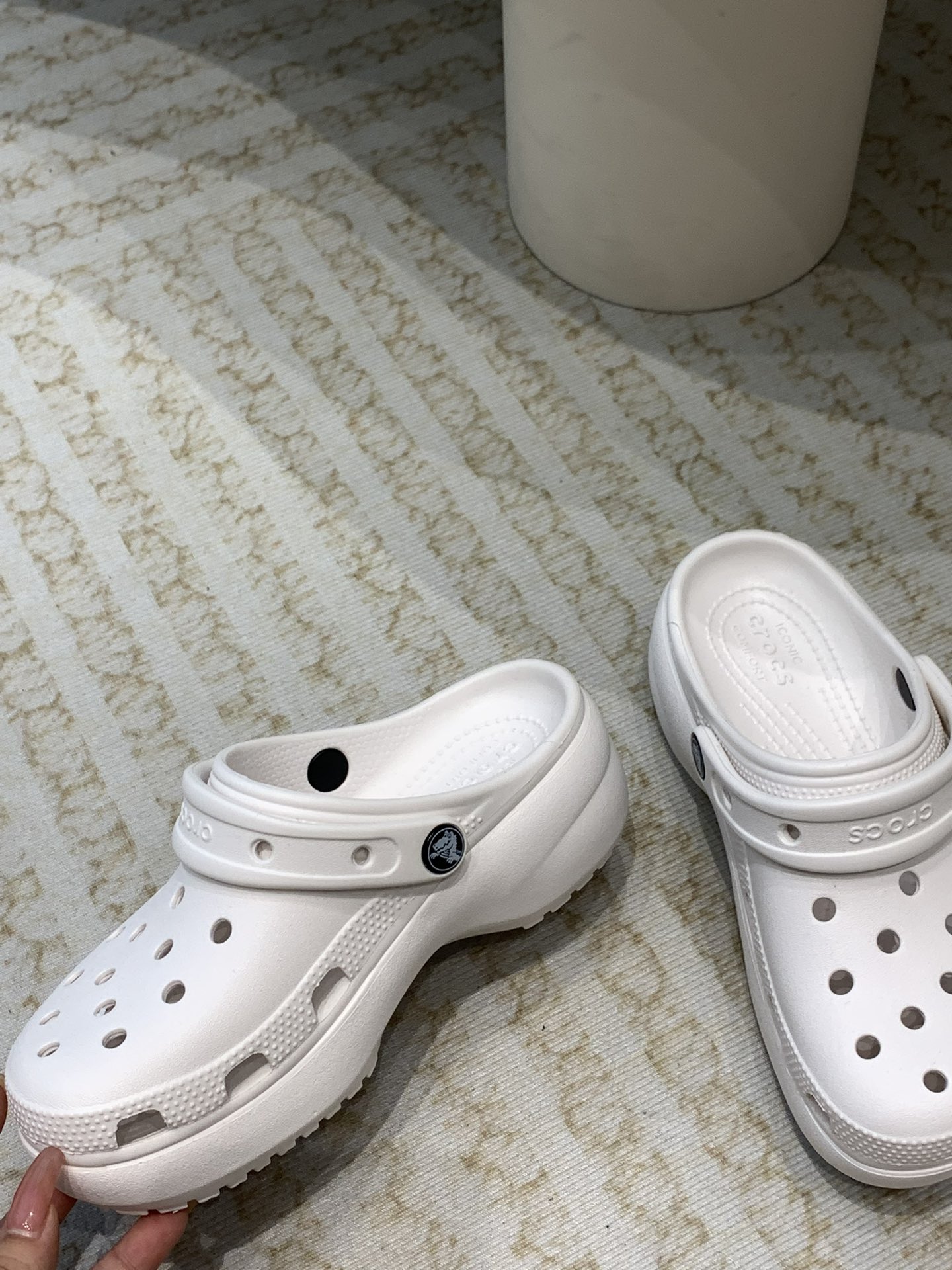 Crocs Classic Clog: Comfortable, Stylish, Durable Leisure Shoes with Innovative Design - 图片 8