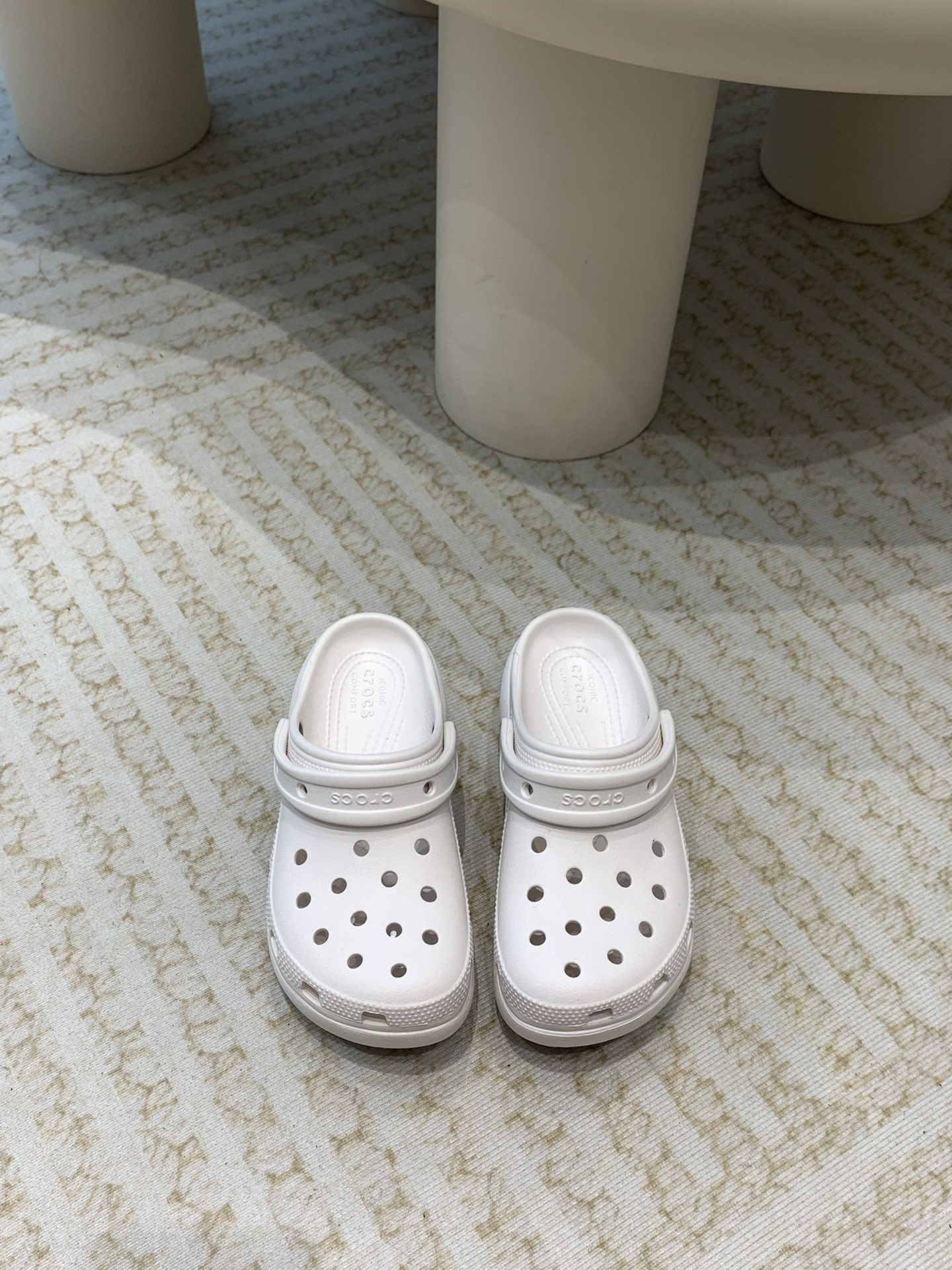 Crocs Classic Clog: Comfortable, Stylish, Durable Leisure Shoes with Innovative Design