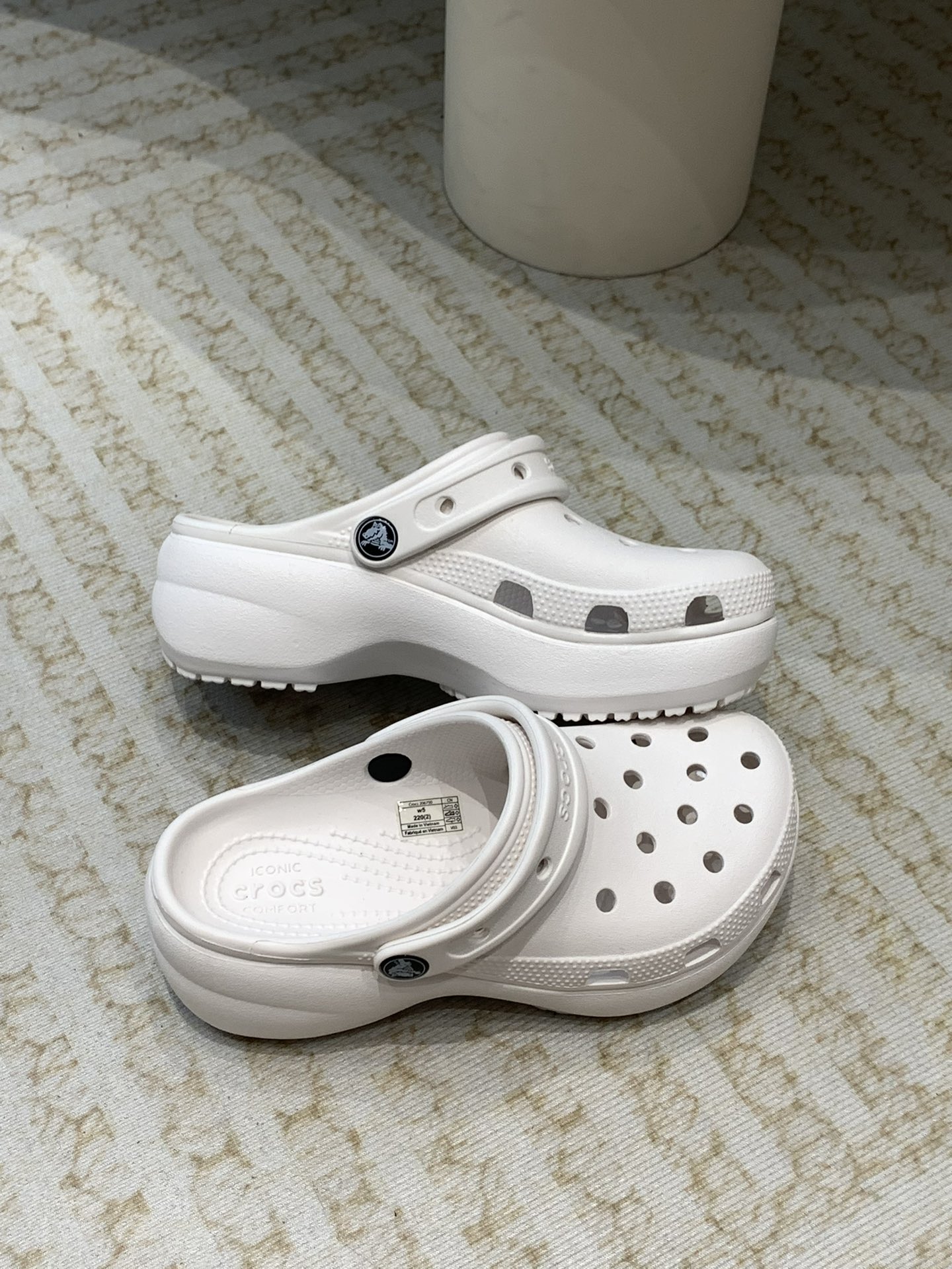 Crocs Classic Clog: Comfortable, Stylish, Durable Leisure Shoes with Innovative Design - 图片 6