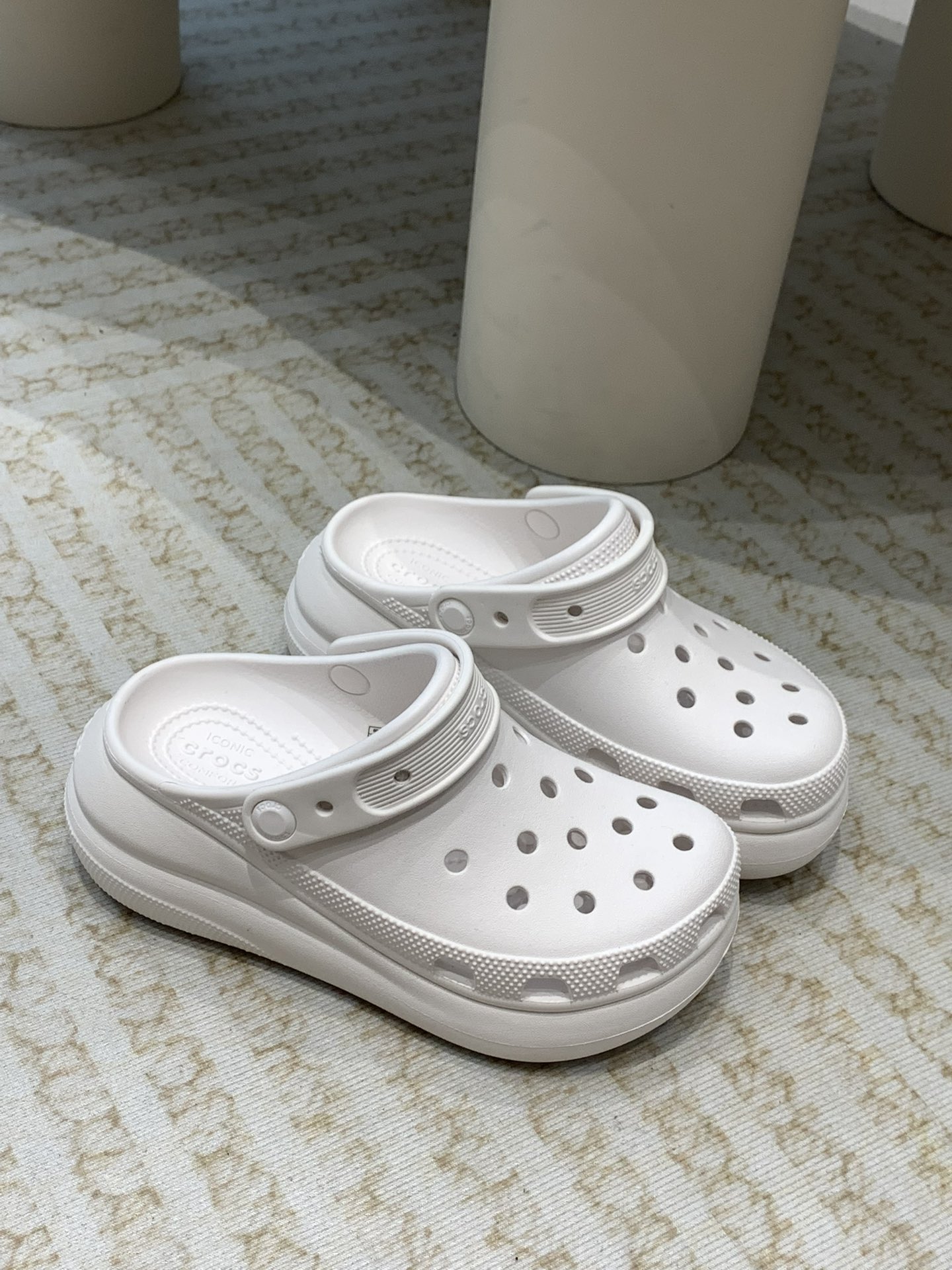 Crocs Classic Clogs: Comfortable, Durable, Innovative Leisure Shoes with Crocslite Material - 图片 2