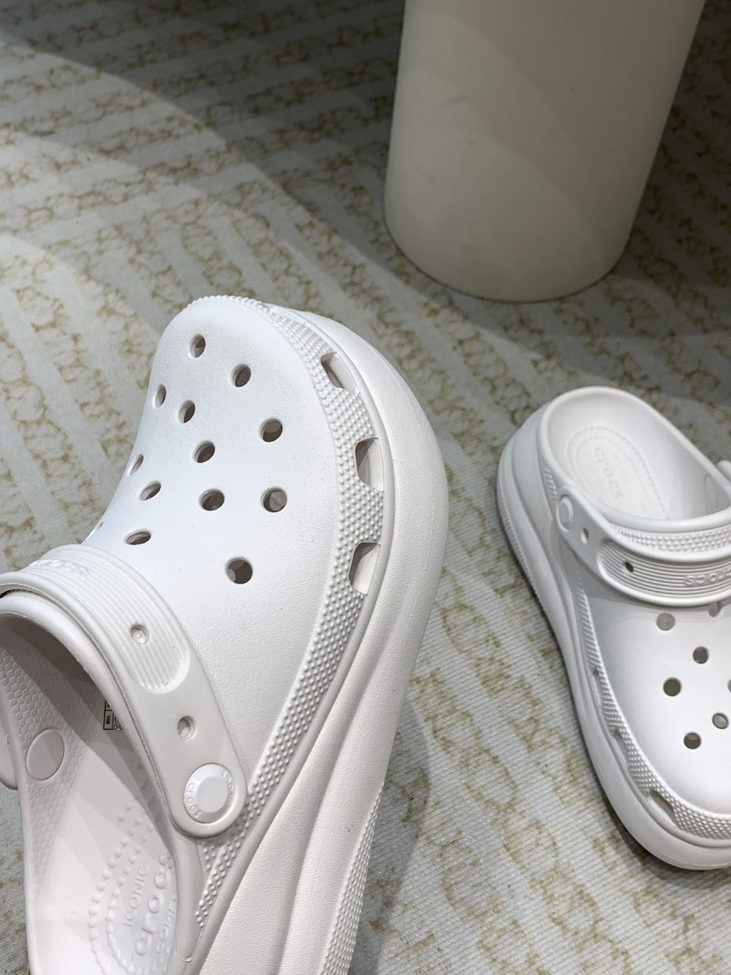 Crocs Classic Clogs: Comfortable, Durable, Innovative Leisure Shoes with Crocslite Material - 图片 7