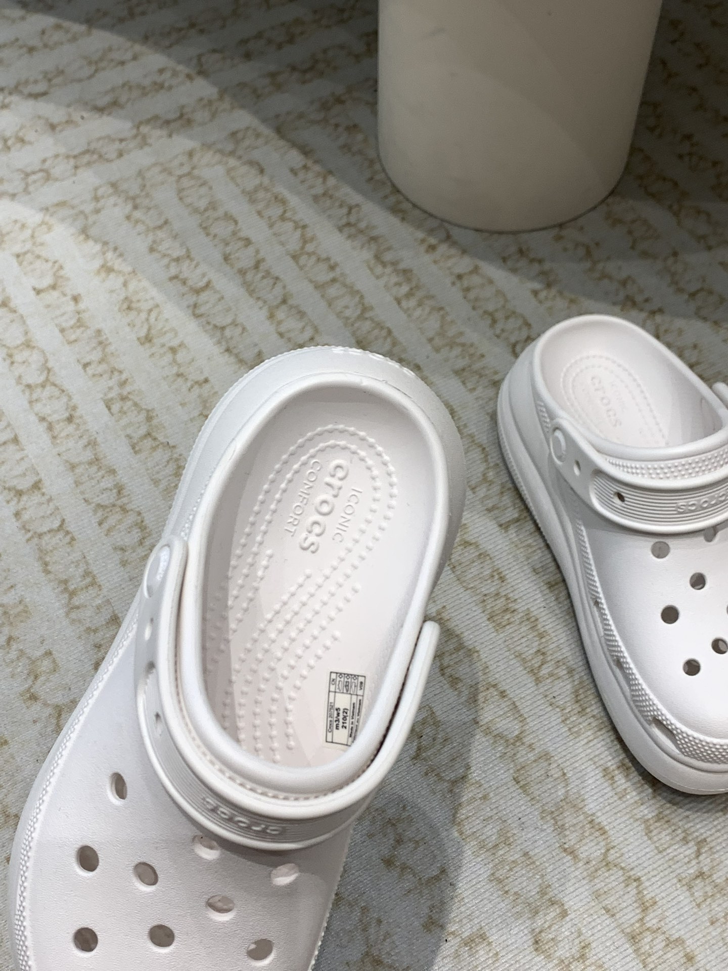 Crocs Classic Clogs: Comfortable, Durable, Innovative Leisure Shoes with Crocslite Material - 图片 4