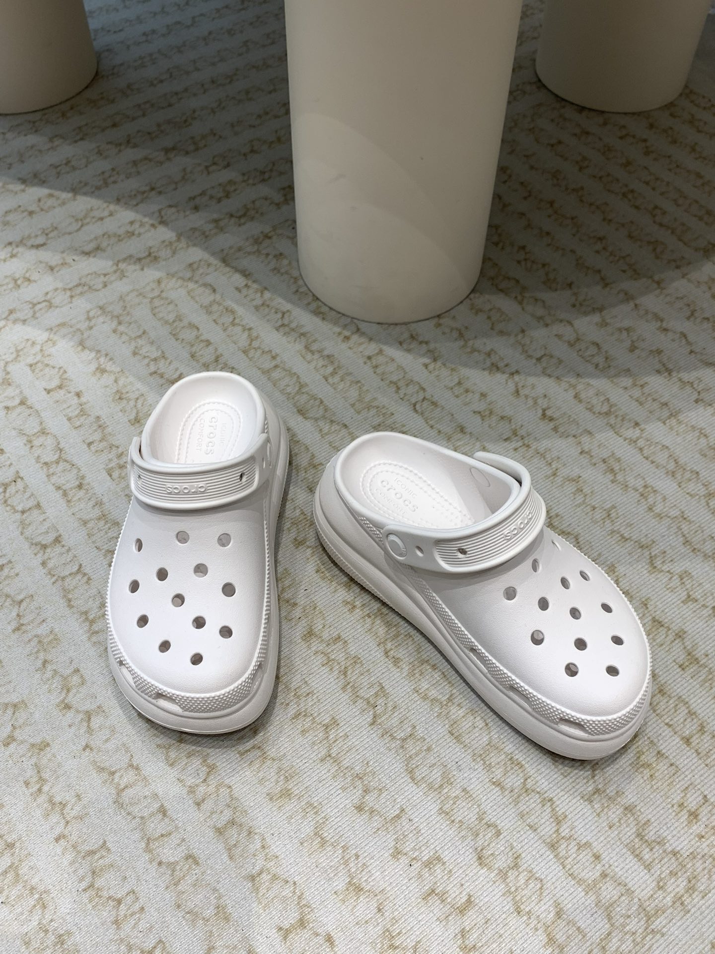 Crocs Classic Clogs: Comfortable, Durable, Innovative Leisure Shoes with Crocslite Material - 图片 8
