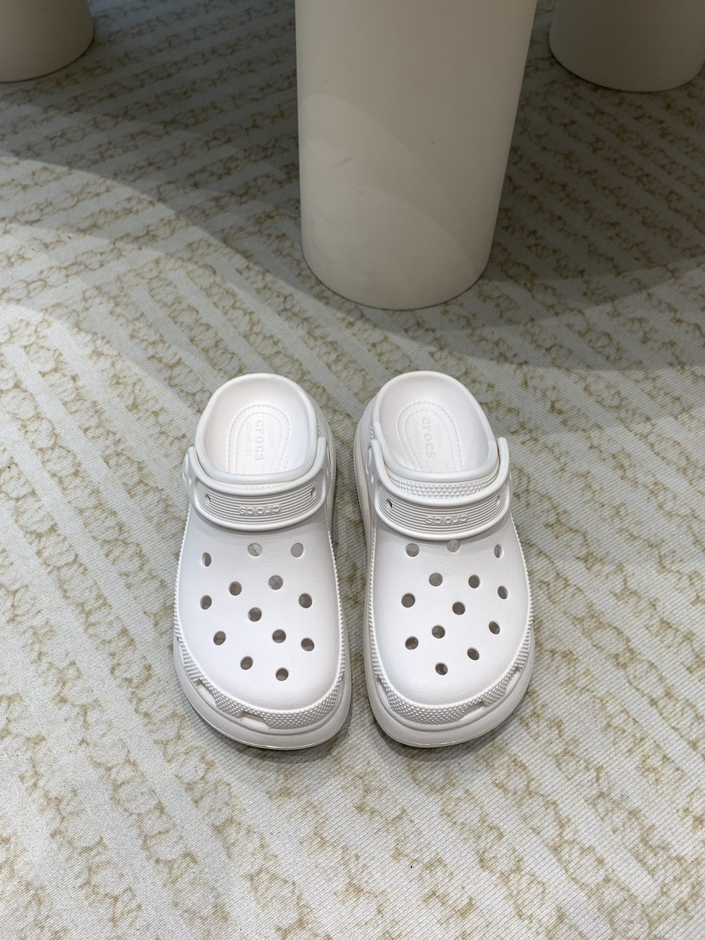 Crocs Classic Clogs: Comfortable, Durable, Innovative Leisure Shoes with Crocslite Material