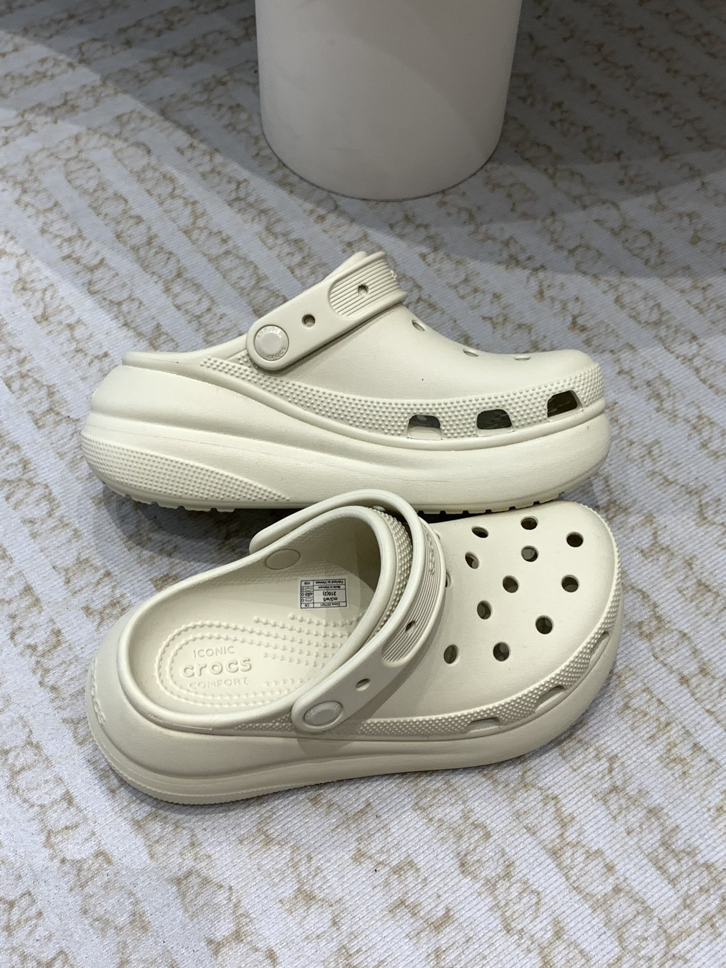 Crocs Classic Clogs: Comfortable, Stylish, and Eco-Friendly Leisure Shoes - 图片 4
